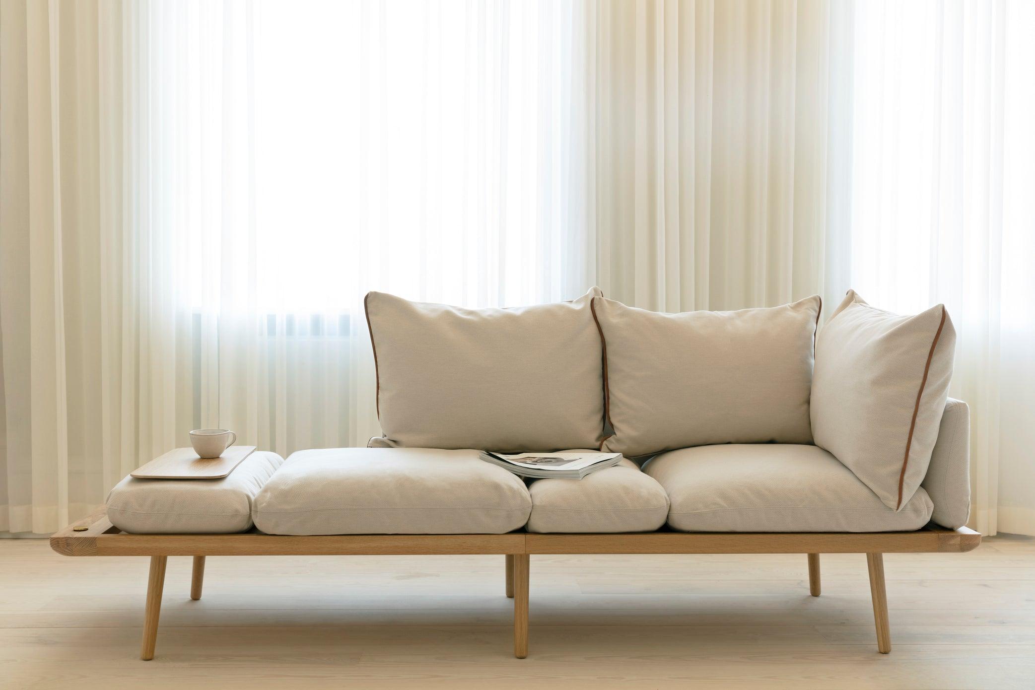 Sofa 3-osobowa LOUNGE AROUND beżowy z dębem UMAGE Eye on Design