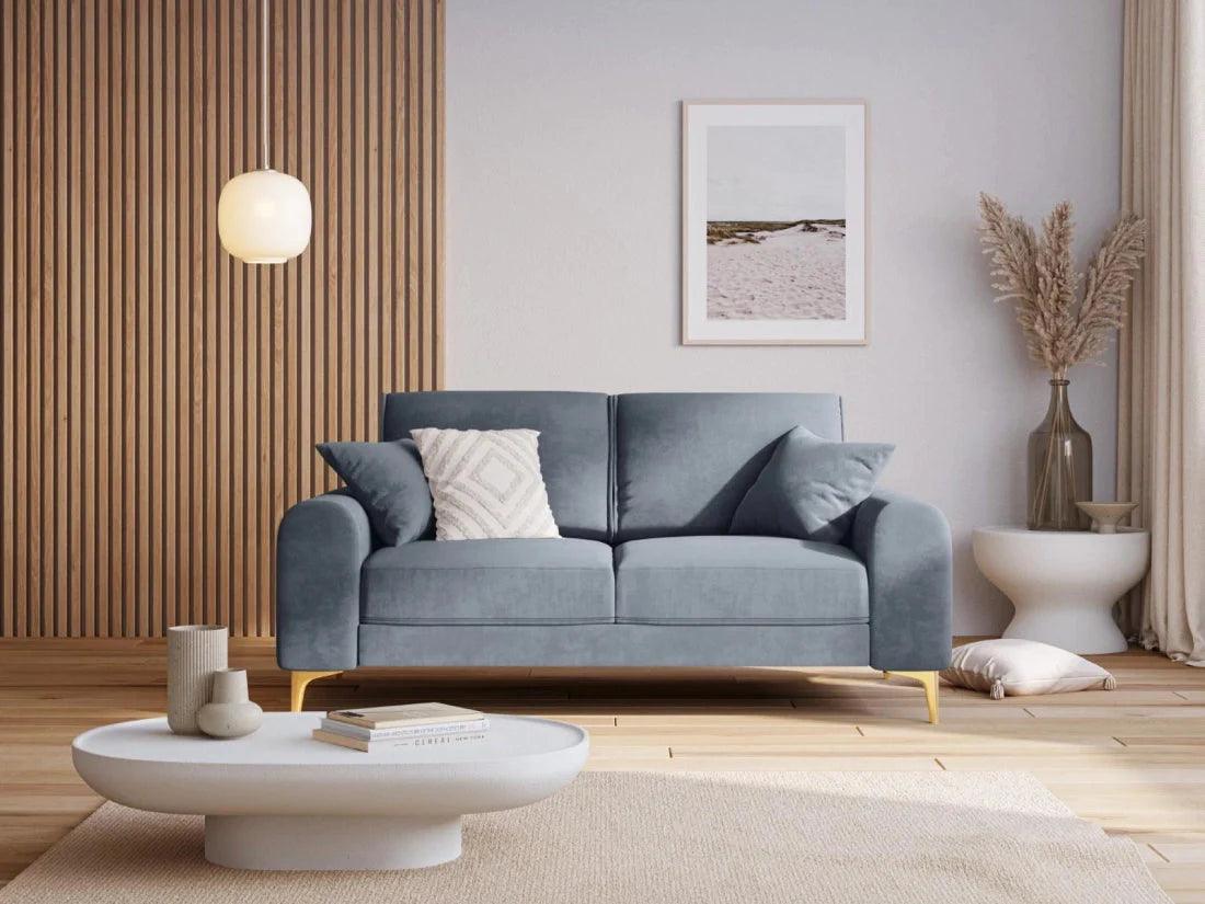 Sofa aksamitna 2-osobowa MADARA jasnoniebieski ze złotą podstawą Mazzini Sofas Eye on Design