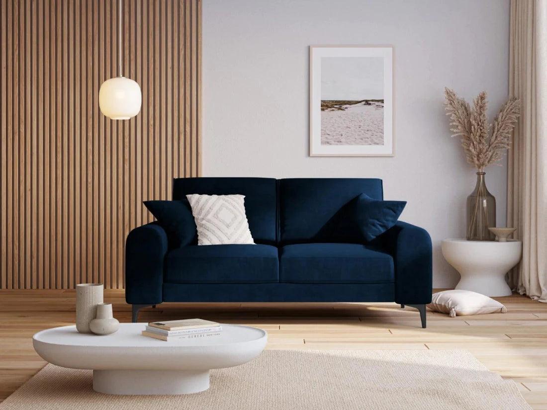 Sofa aksamitna 2-osobowa MADARA królewski niebieski z czarną podstawą Mazzini Sofas Eye on Design