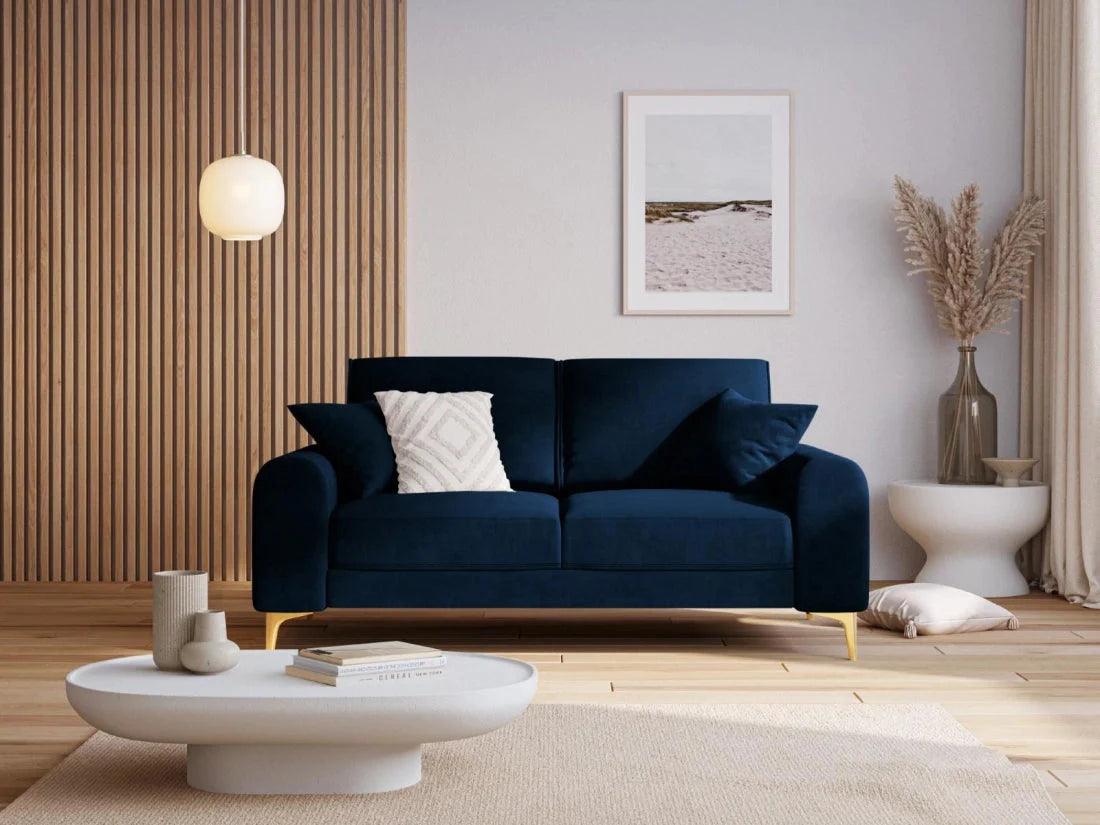 Sofa aksamitna 2-osobowa MADARA królewski niebieski ze złotą podstawą Mazzini Sofas Eye on Design