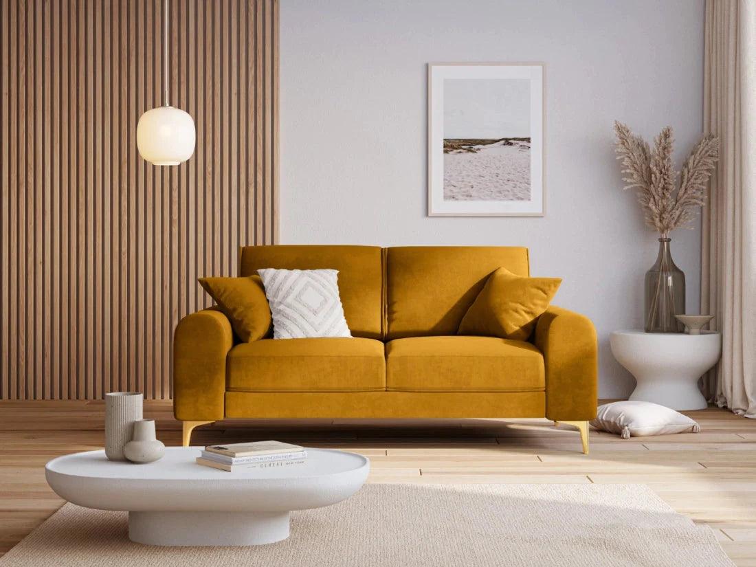 Sofa aksamitna 2-osobowa MADARA musztardowy ze złotą podstawą Mazzini Sofas Eye on Design