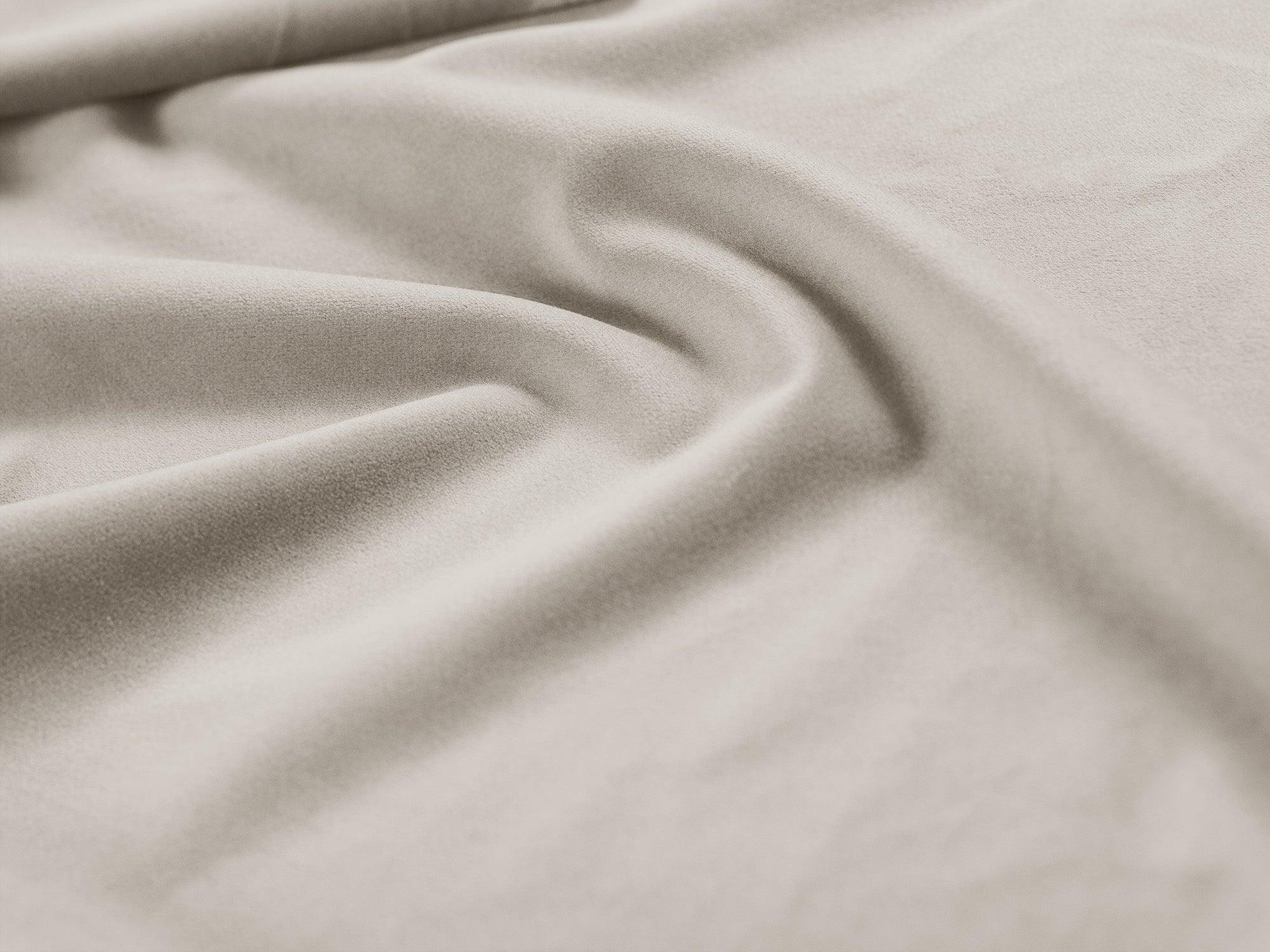 Sofa aksamitna 2-osobowa SKYLER beżowy Interieurs 86 Eye on Design