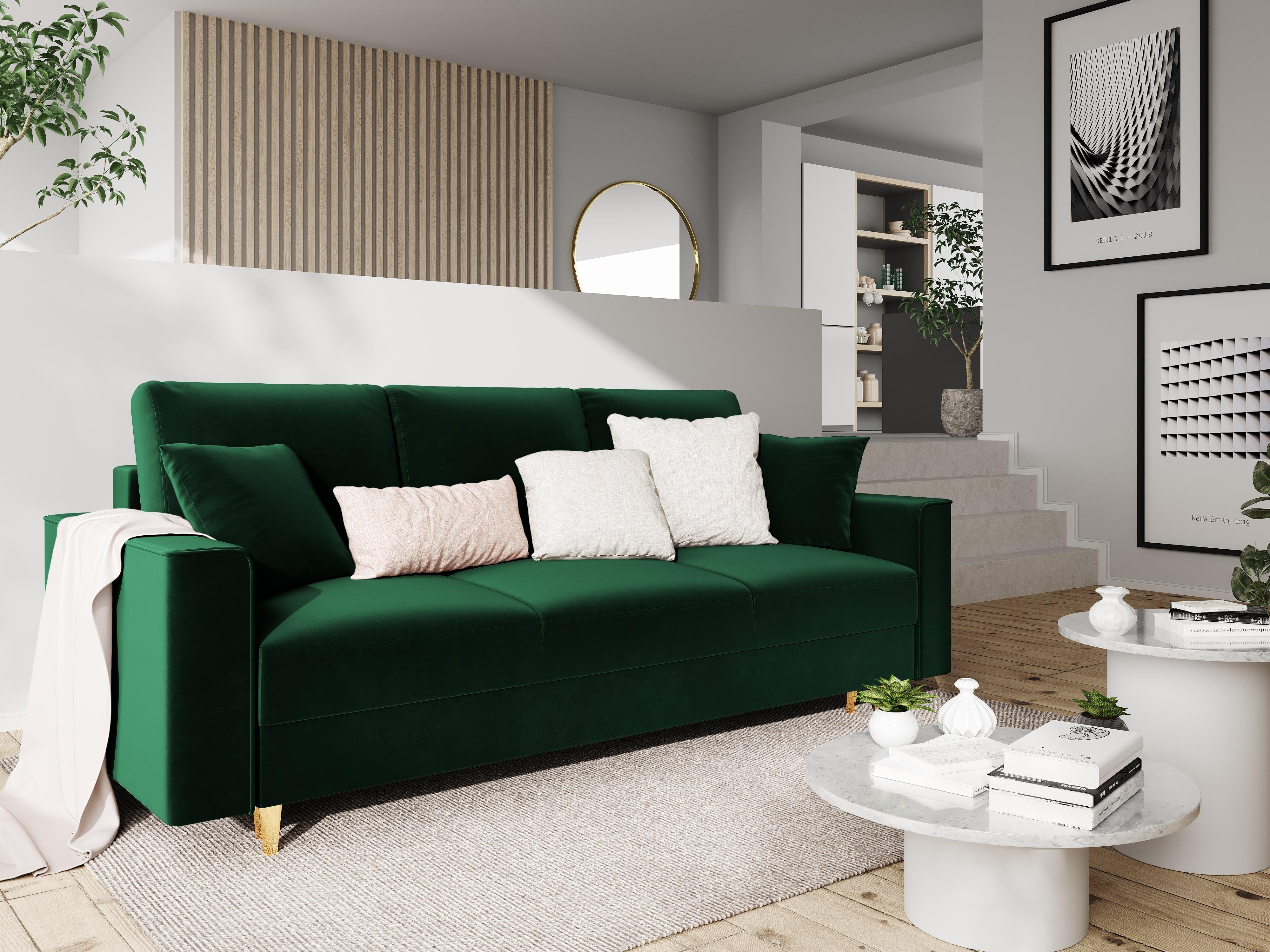 Sofa aksamitna z funkcją spania CARTADERA butelkowa zieleń ze złotą podstawą Mazzini Sofas Eye on Design