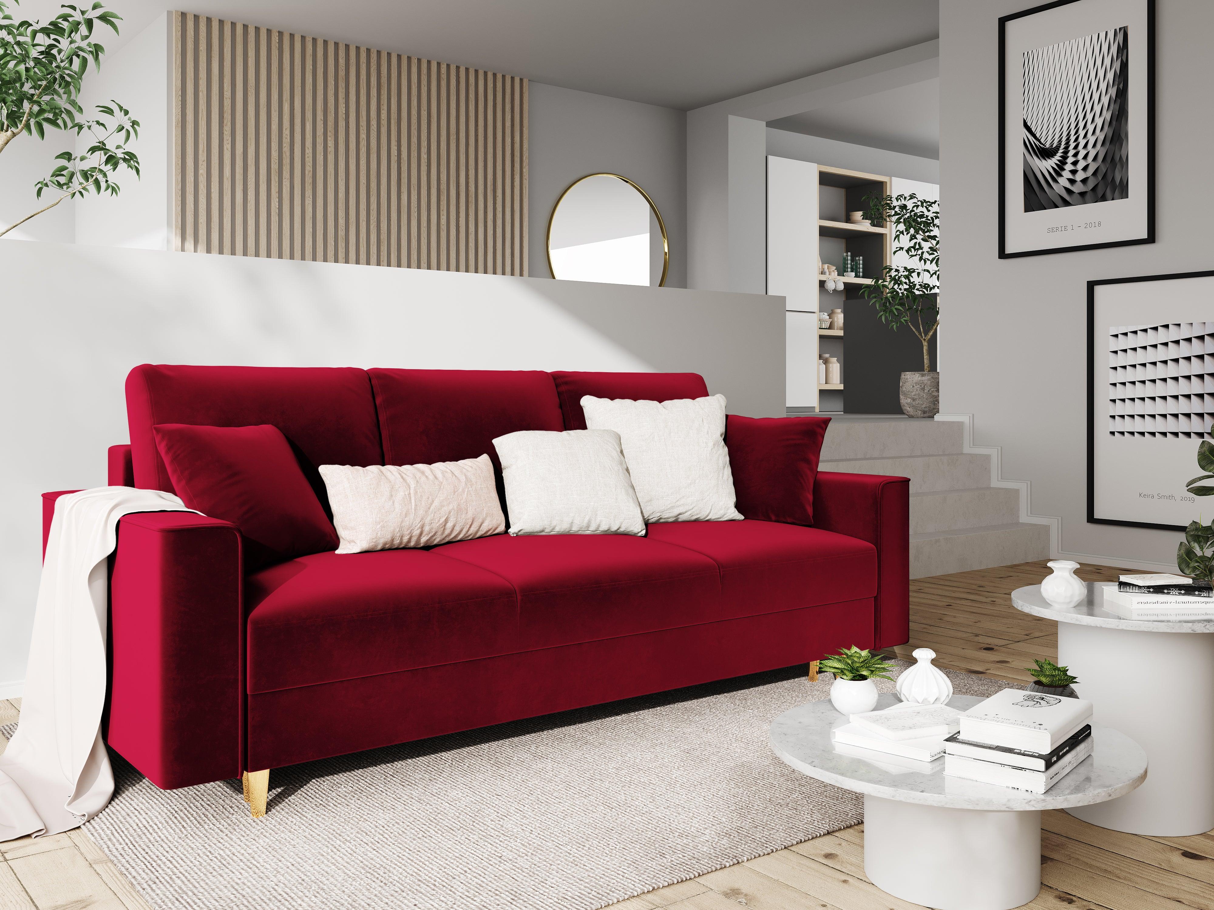 Sofa aksamitna z funkcją spania CARTADERA czerwony ze złotą podstawą Mazzini Sofas Eye on Design