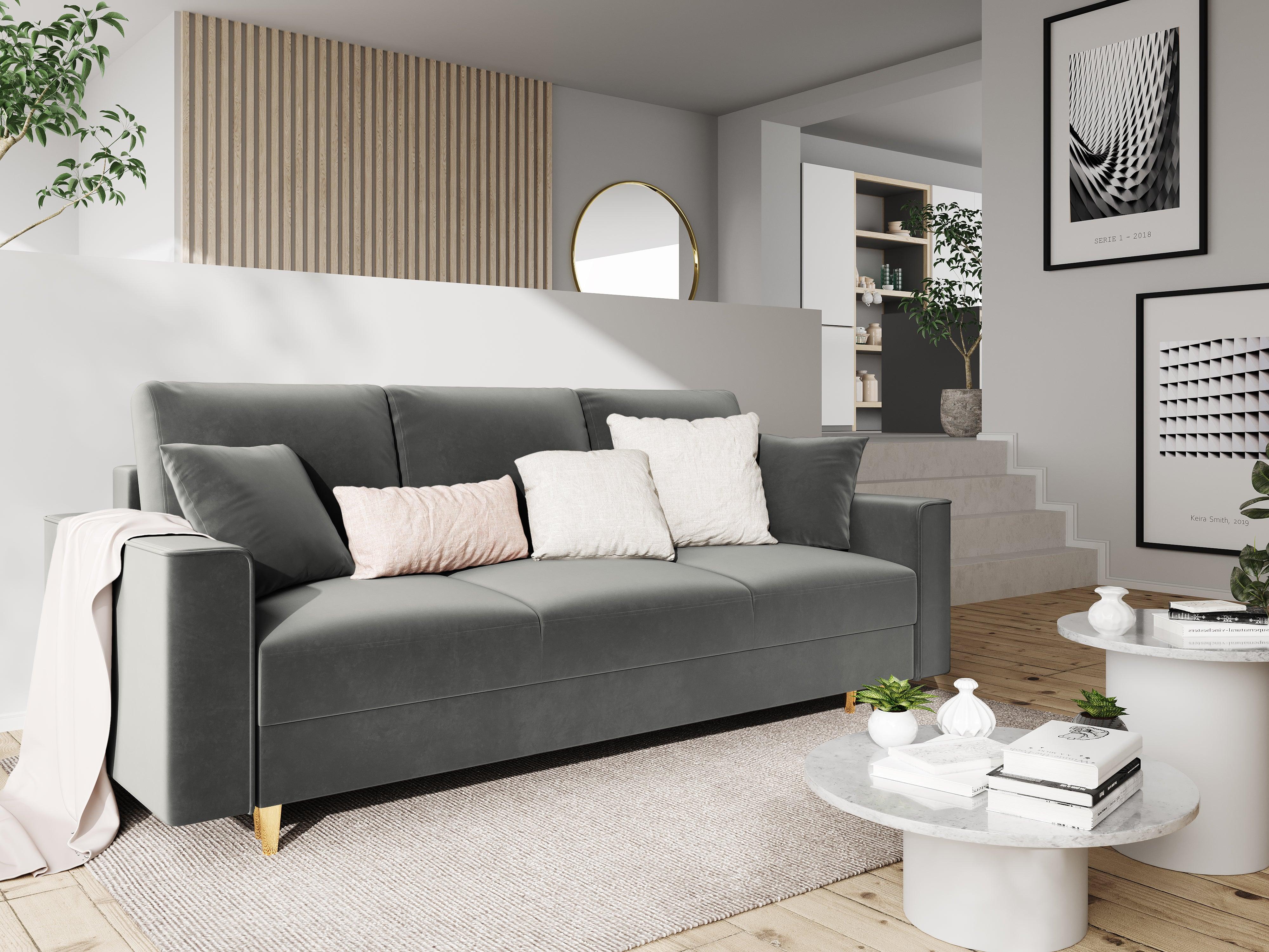 Sofa aksamitna z funkcją spania CARTADERA jasnoszary ze złotą podstawą Mazzini Sofas Eye on Design