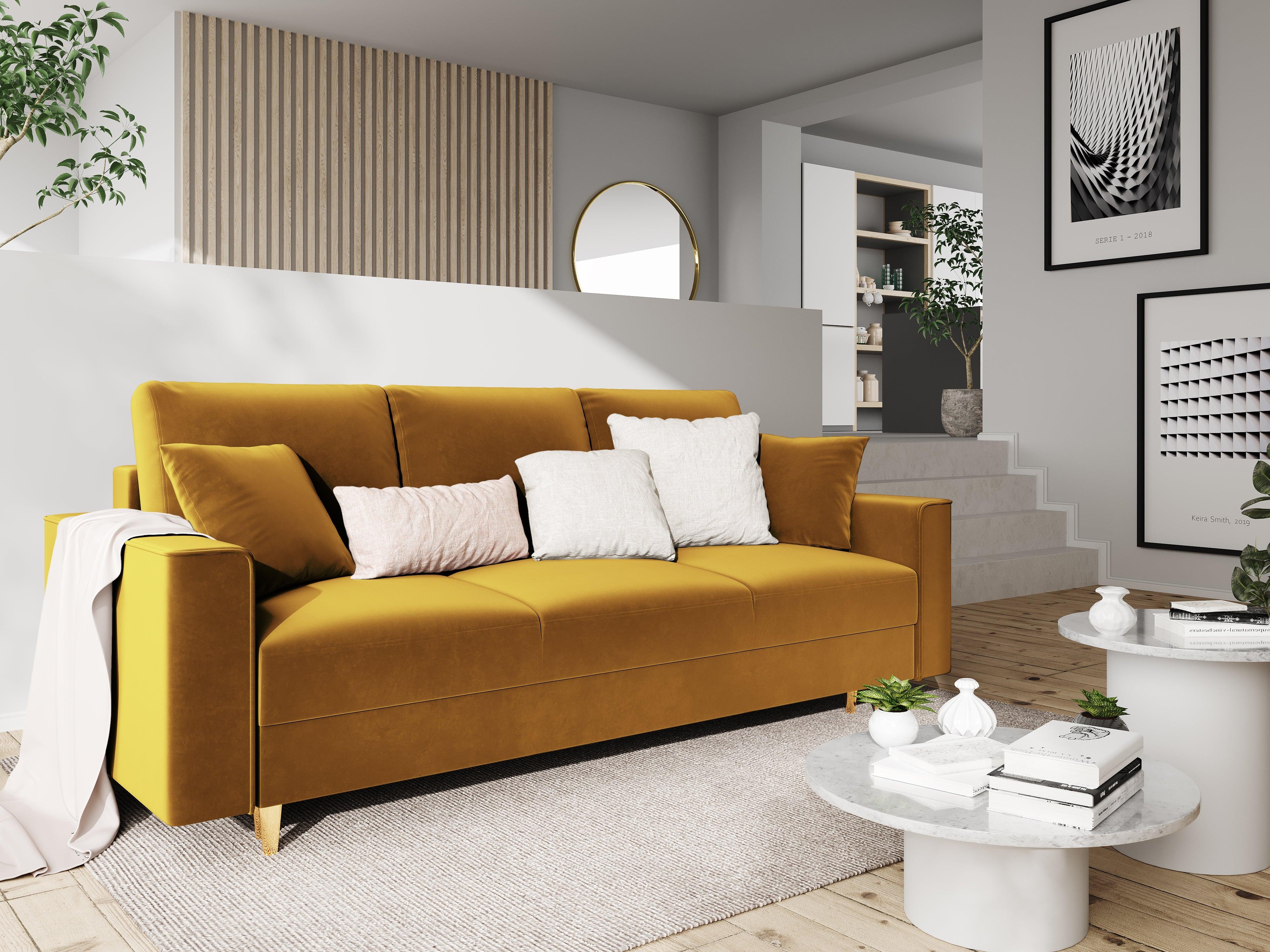 Sofa aksamitna z funkcją spania CARTADERA musztardowy ze złotą podstawą Mazzini Sofas Eye on Design