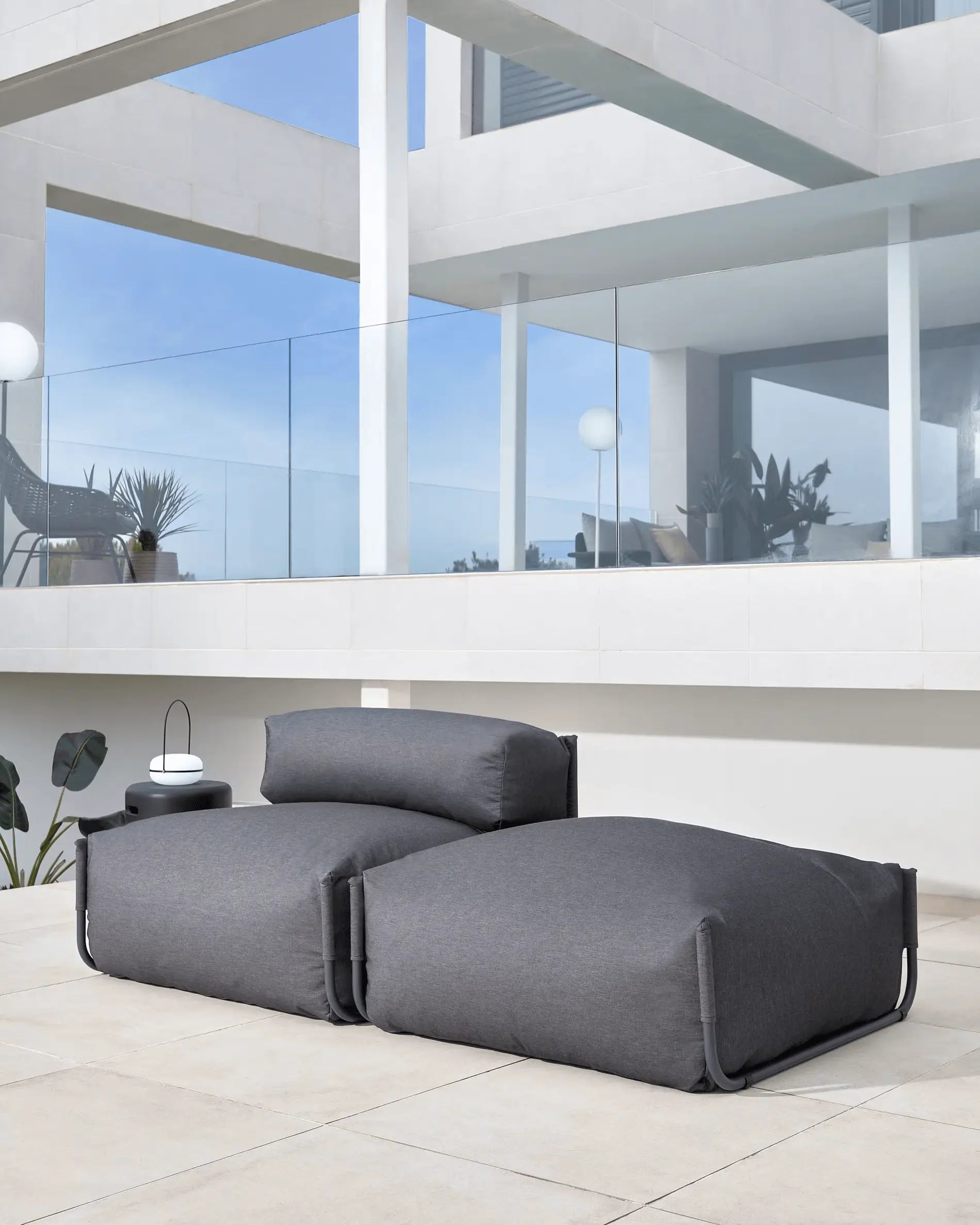 Sofa modułowa ogrodowa SQUARE - puf ciemnoszary na taras i do ogrodu – Kave Home