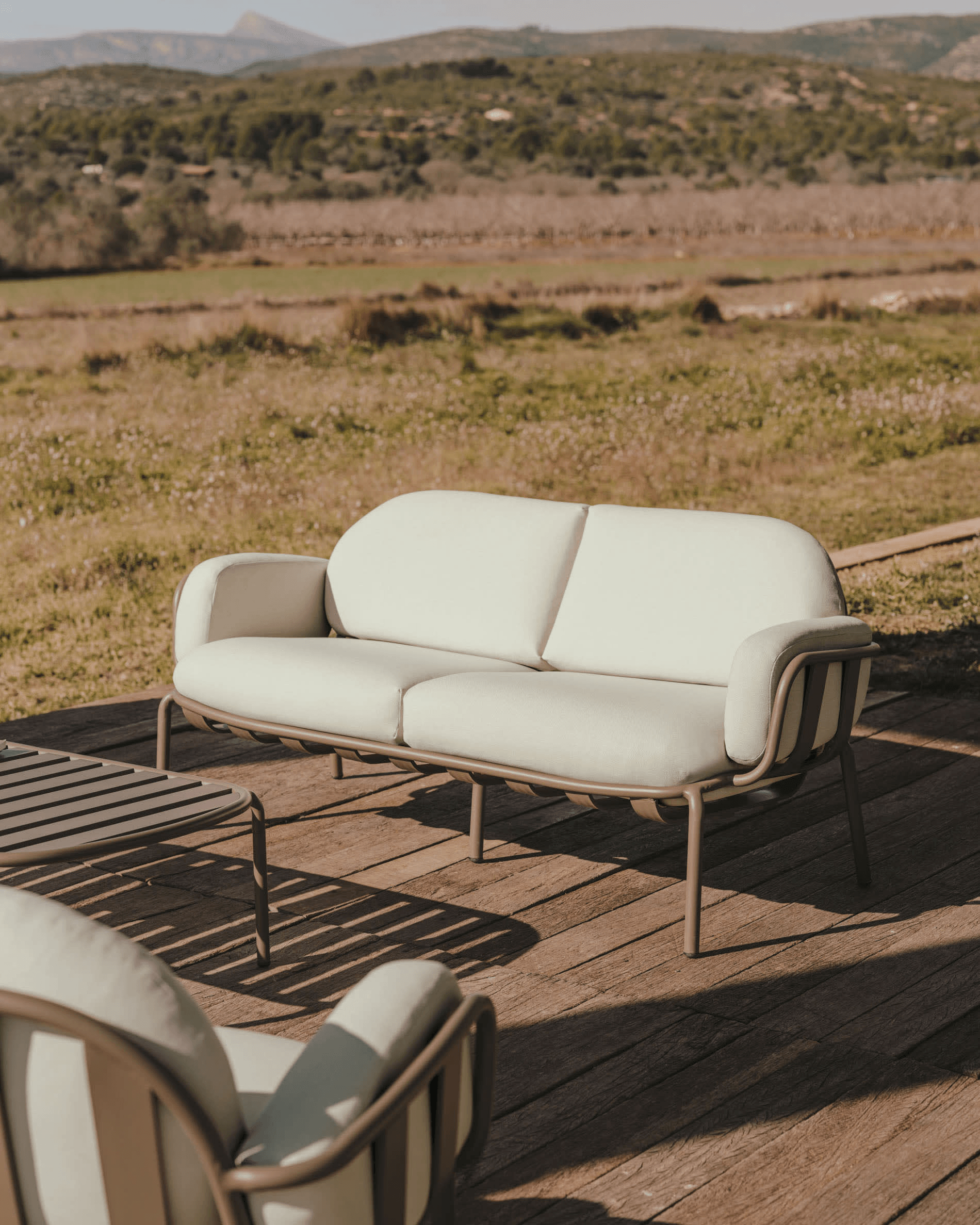 Sofa ogrodowa 2-osobowa JONCOLS szary z czarną podstawą La Forma Eye on Design