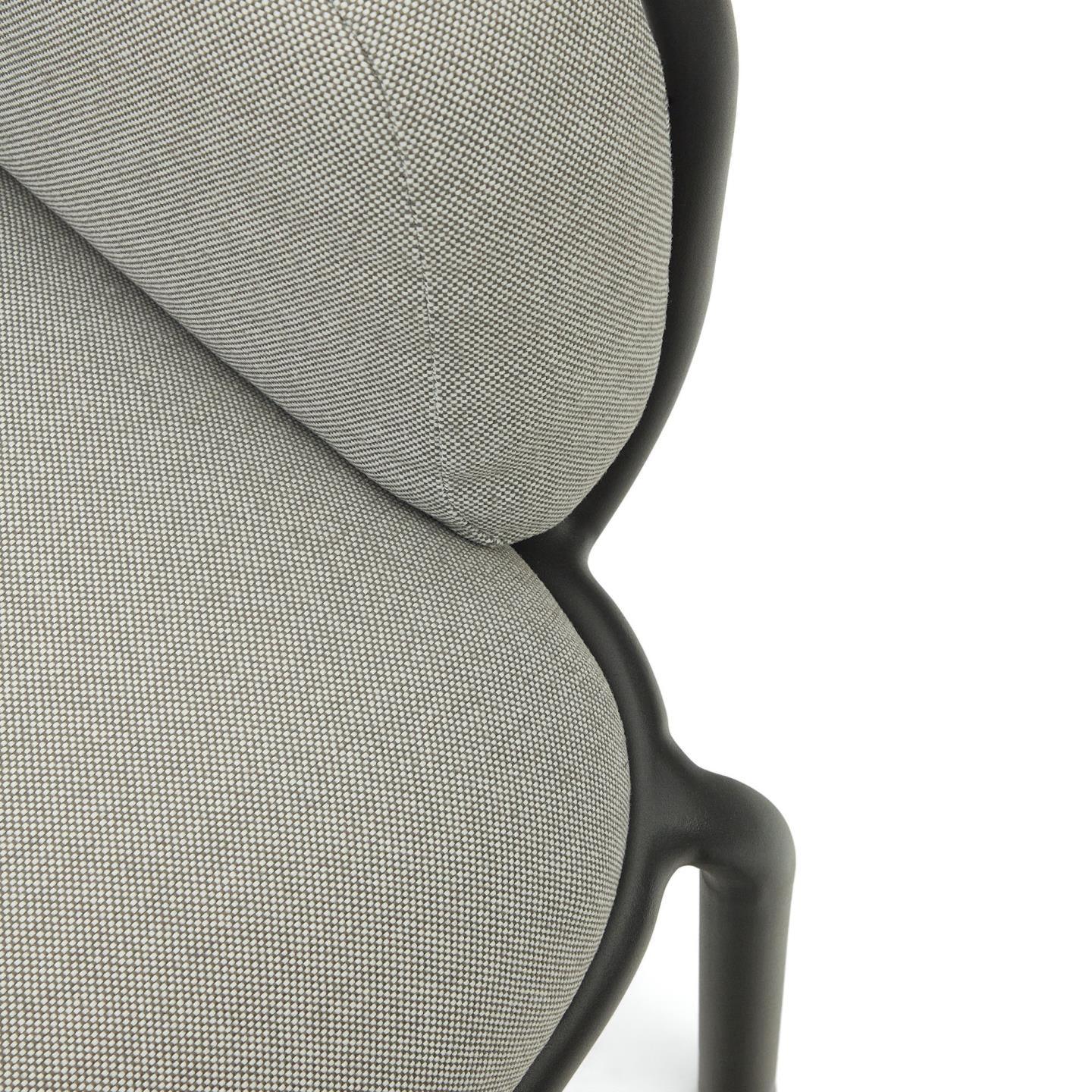 Sofa ogrodowa 2-osobowa JONCOLS szary z czarną podstawą La Forma Eye on Design