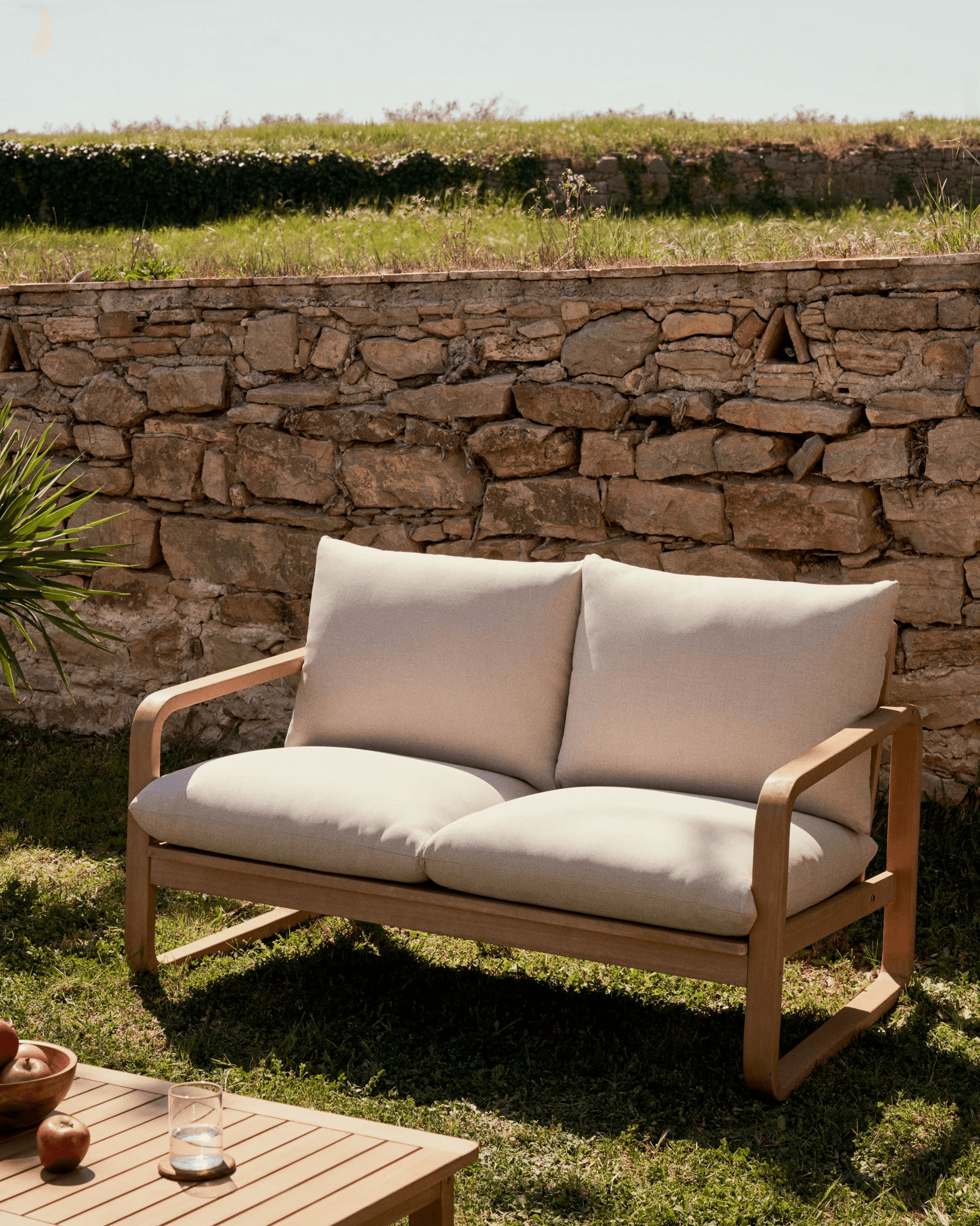 Sofa ogrodowa 2-osobowa SACALETA lite drewno eukaliptusowe La Forma Eye on Design