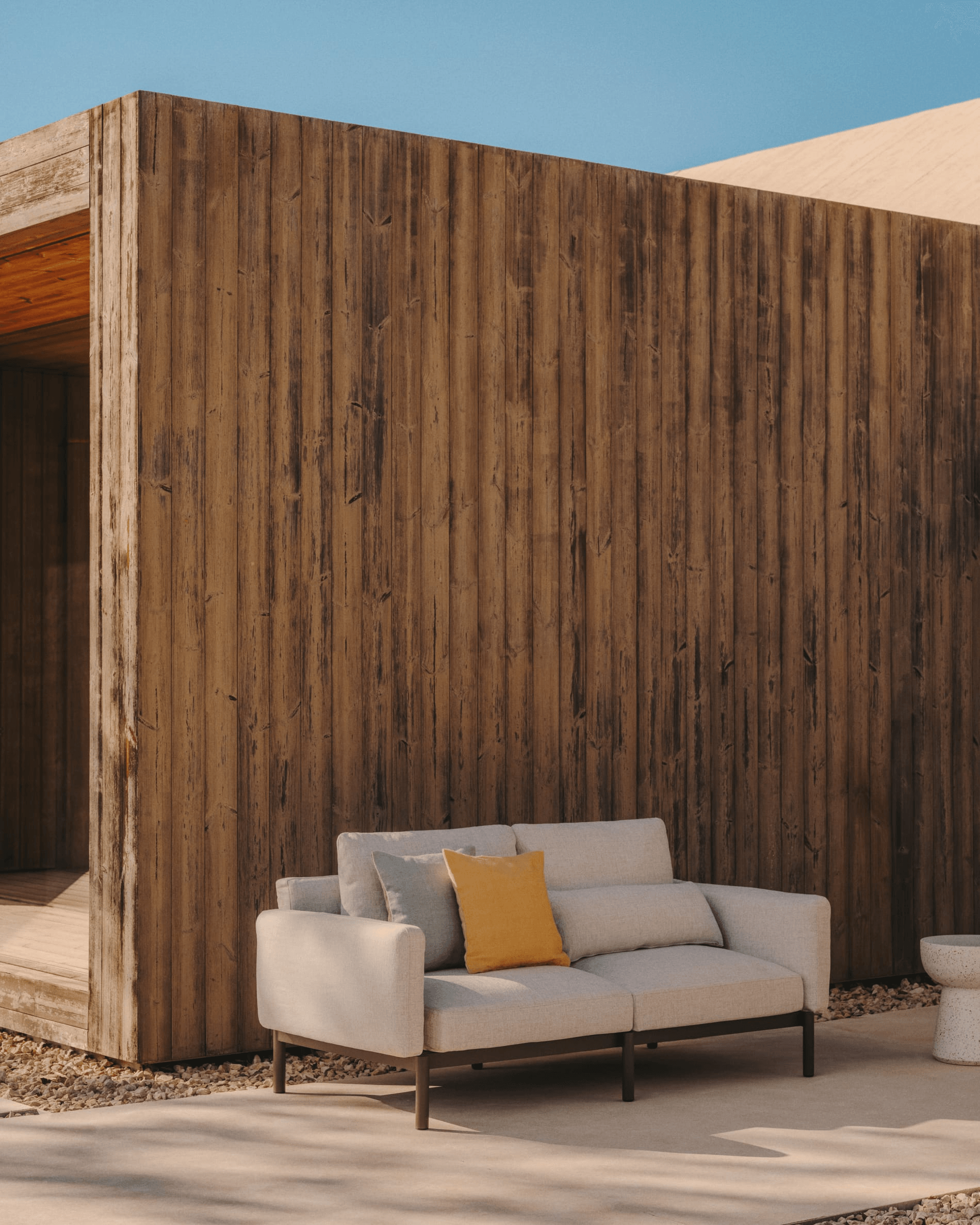 Sofa ogrodowa 2-osobowa SORELLS beżowy La Forma Eye on Design