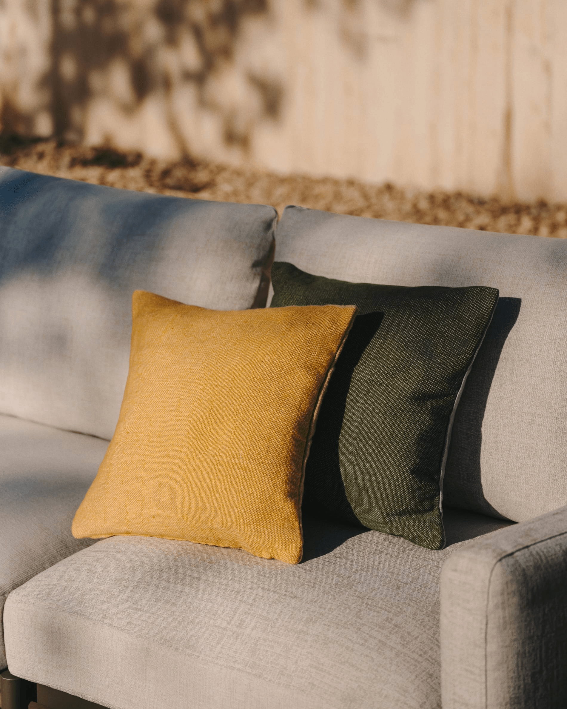 Sofa ogrodowa 2-osobowa SORELLS beżowy La Forma Eye on Design