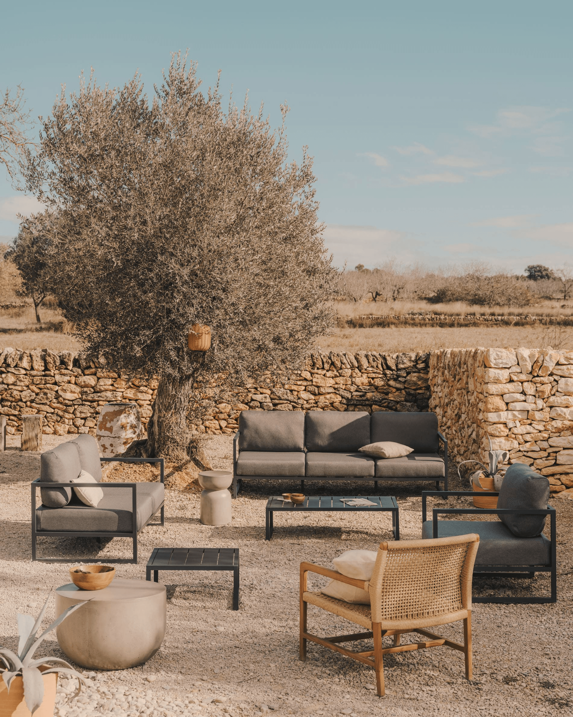 Sofa ogrodowa 3-osobowa COMOVA ciemnoszary La Forma Eye on Design