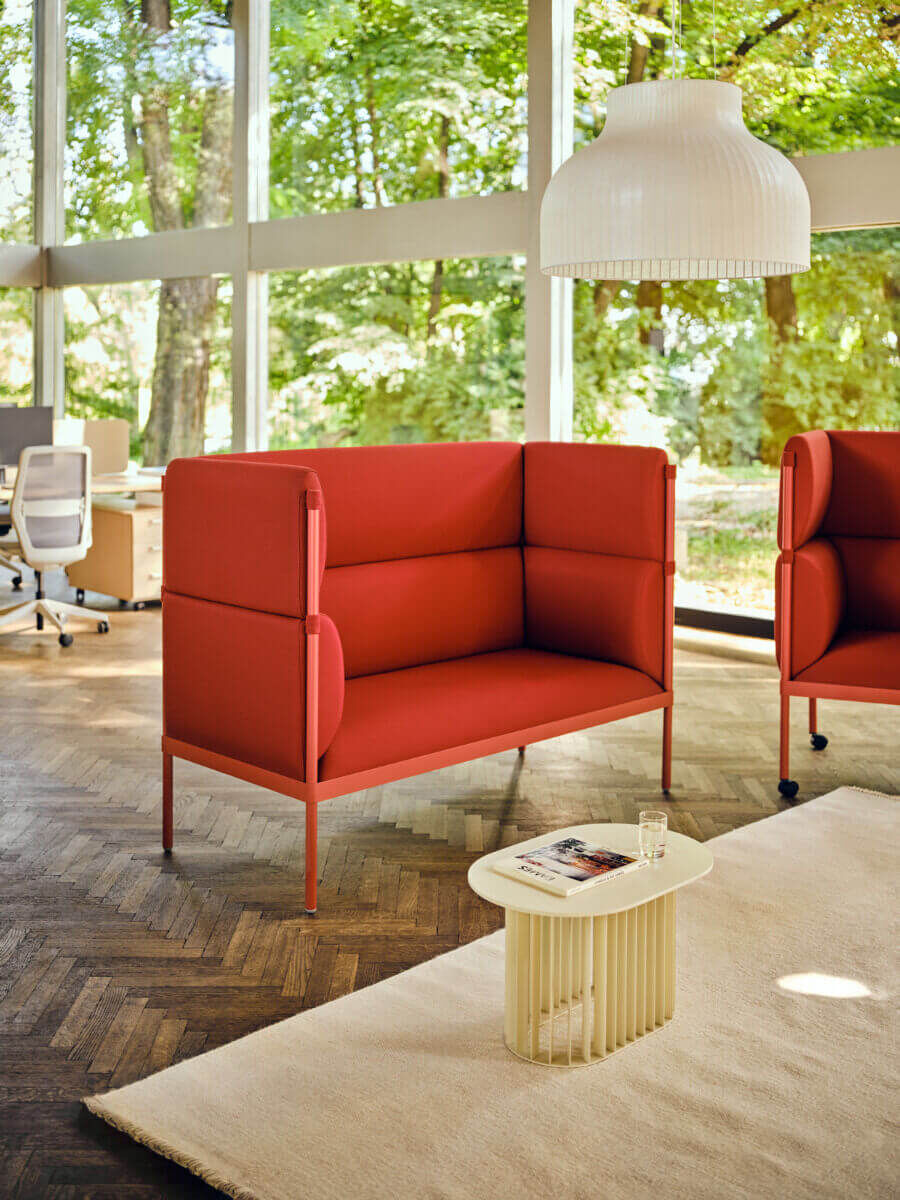 Sofa 2-osobowa wysoka STILT tapicerowana – .mdd