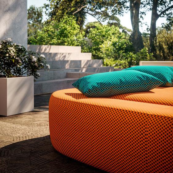 Sofa zewnętrzna rozkładana SOFT ISLAND jasnobeżowy Liu Jo Living Eye on Design
