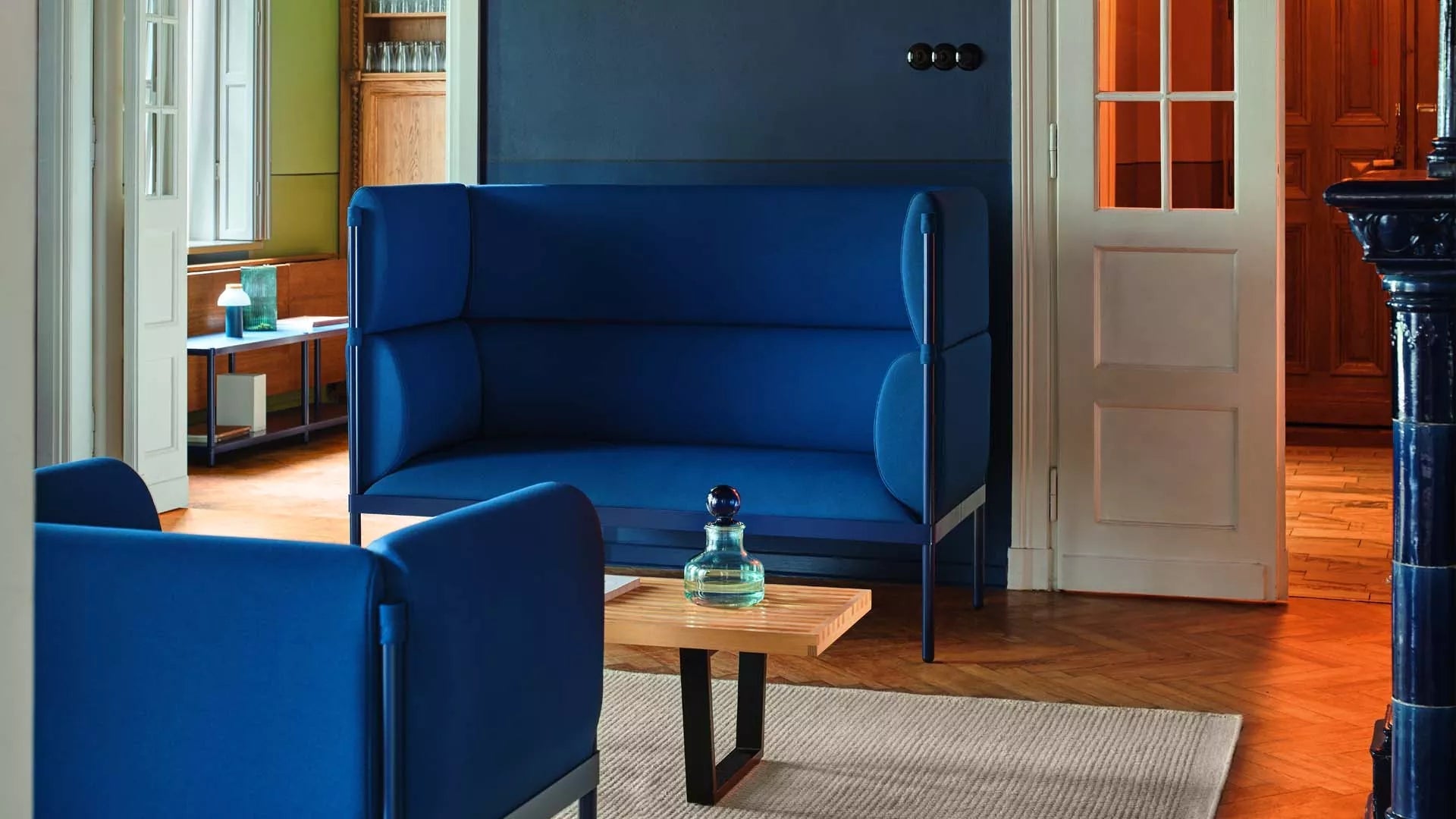 Sofa 2-osobowa wysoka STILT tapicerowana – .mdd