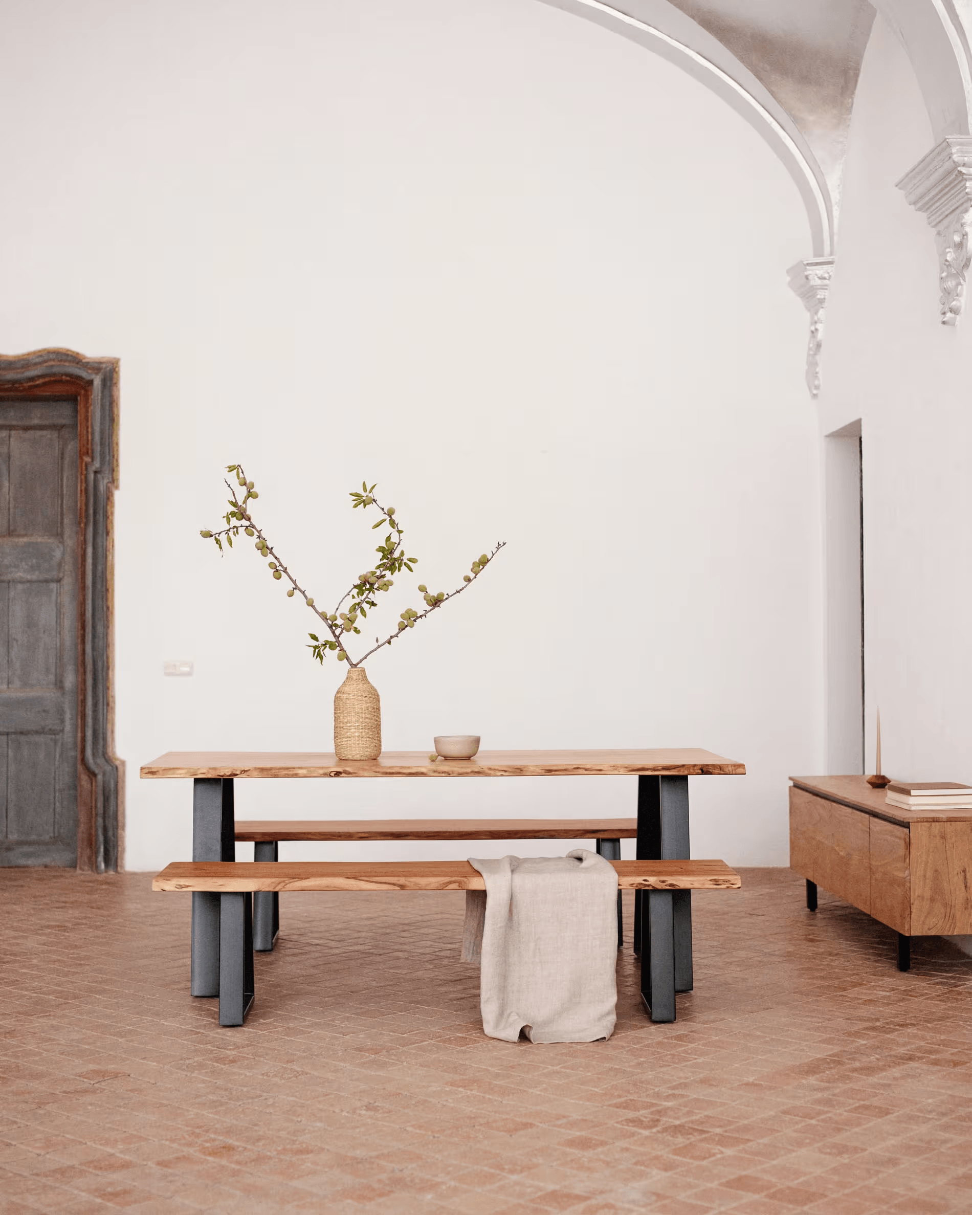 Stół ALAIA lite drewno akacjowe z czarną podstawą La Forma Eye on Design