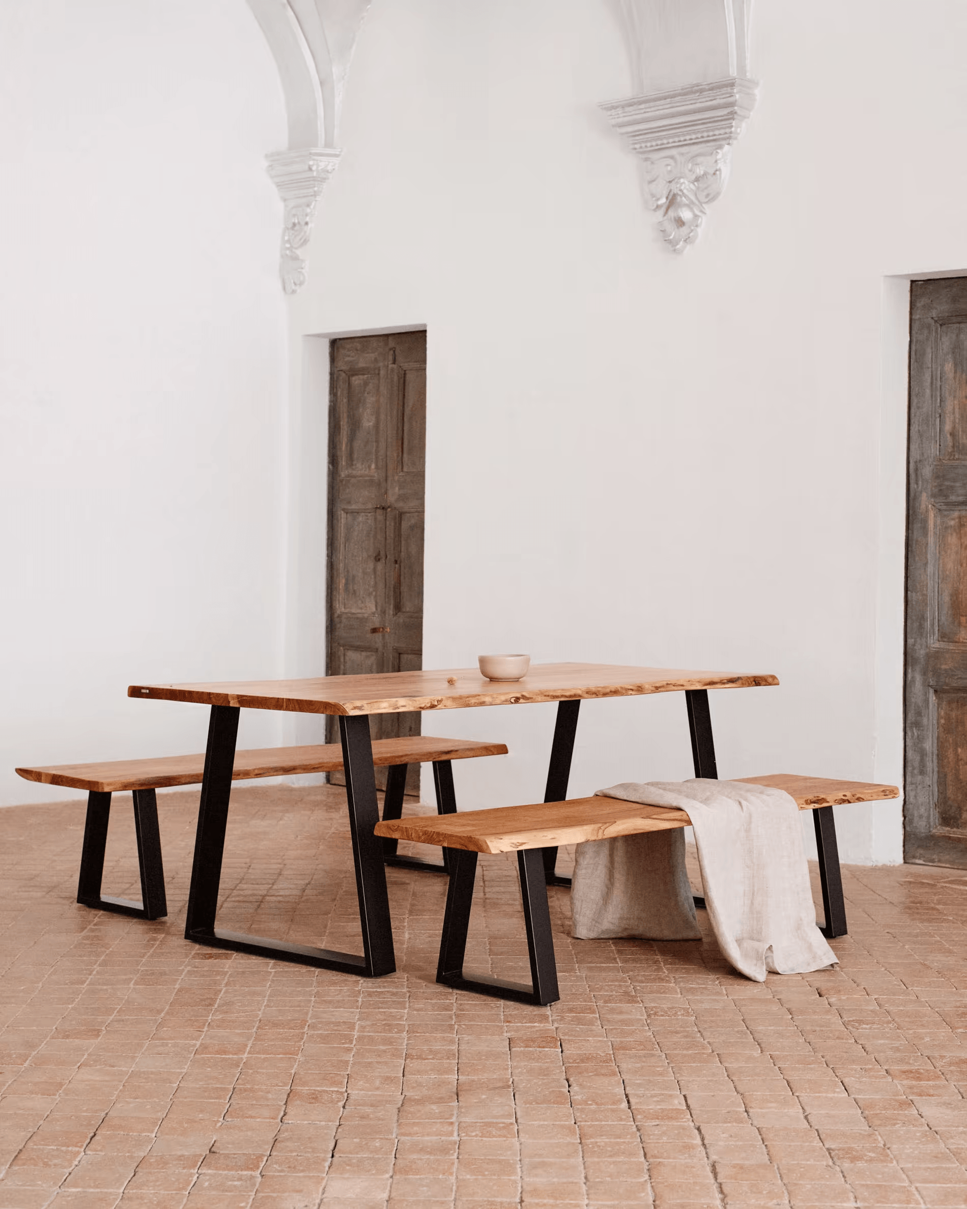 Stół ALAIA lite drewno akacjowe z czarną podstawą La Forma Eye on Design