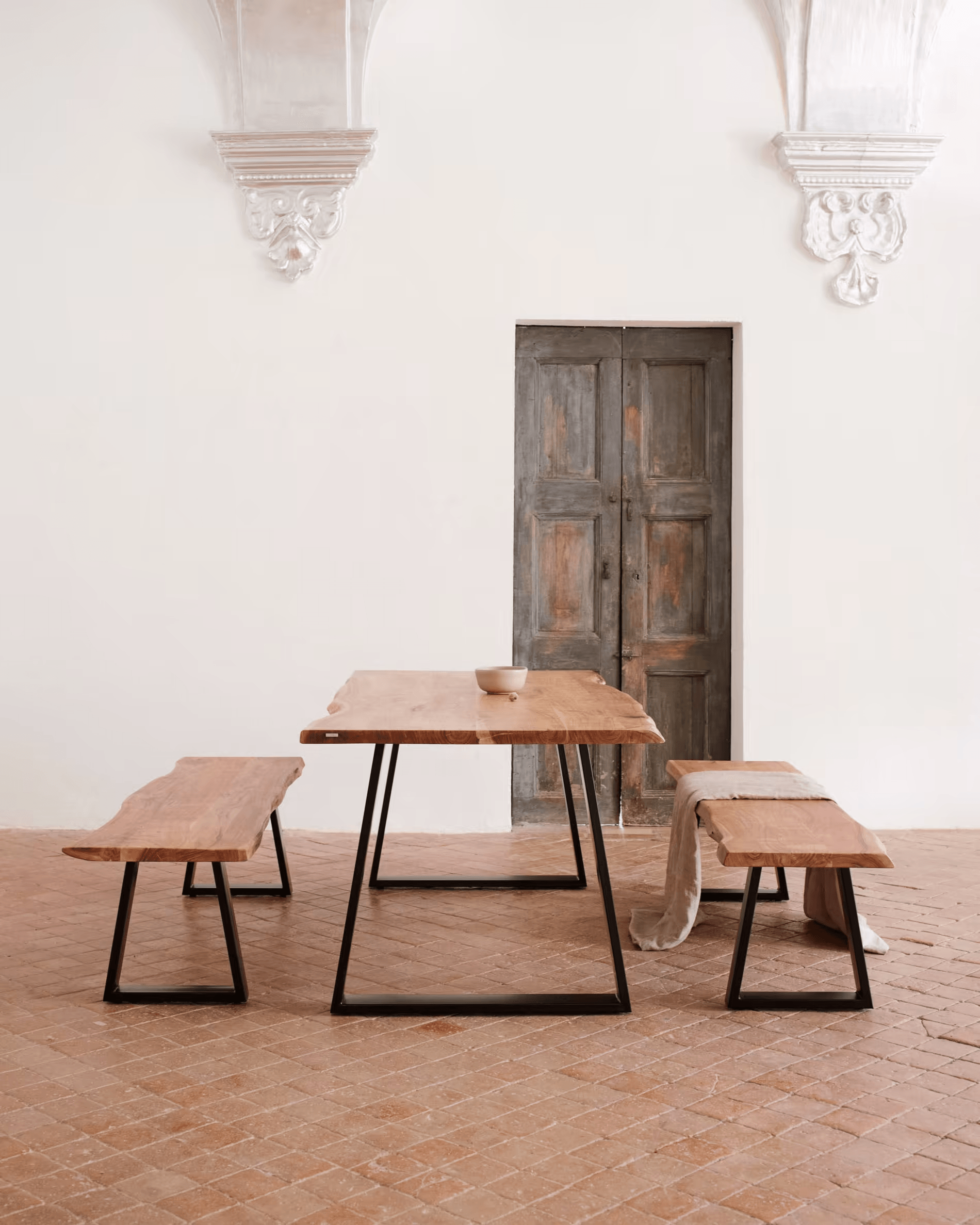 Stół ALAIA lite drewno akacjowe z czarną podstawą La Forma Eye on Design