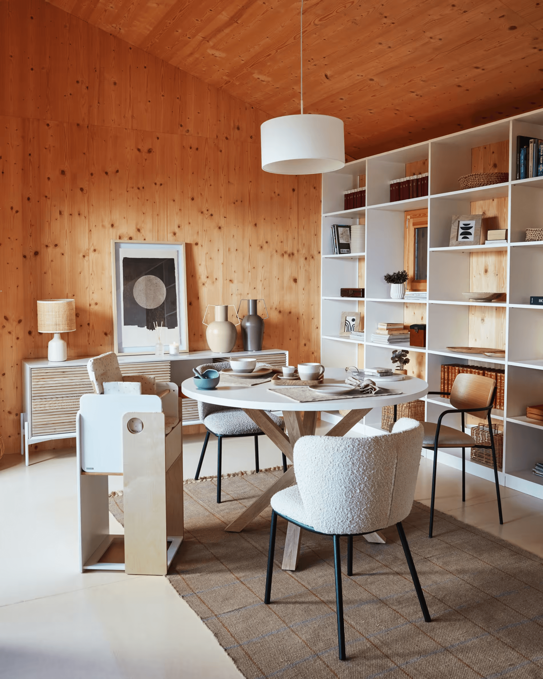 Stół okrągły ARGO biały z drewnianą podstawą La Forma Eye on Design
