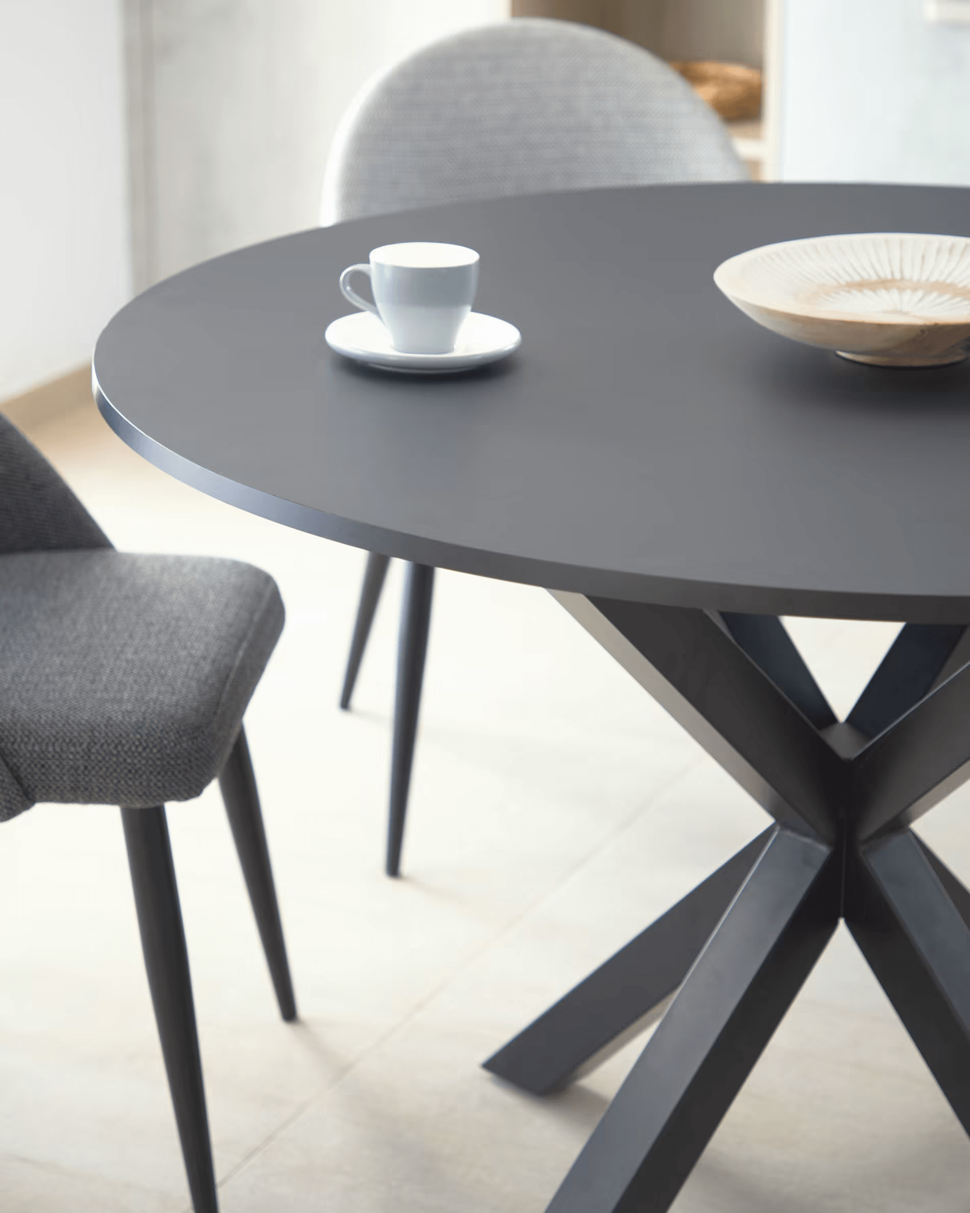 Stół okrągły ARGO czarny z czarną podstawą La Forma Eye on Design
