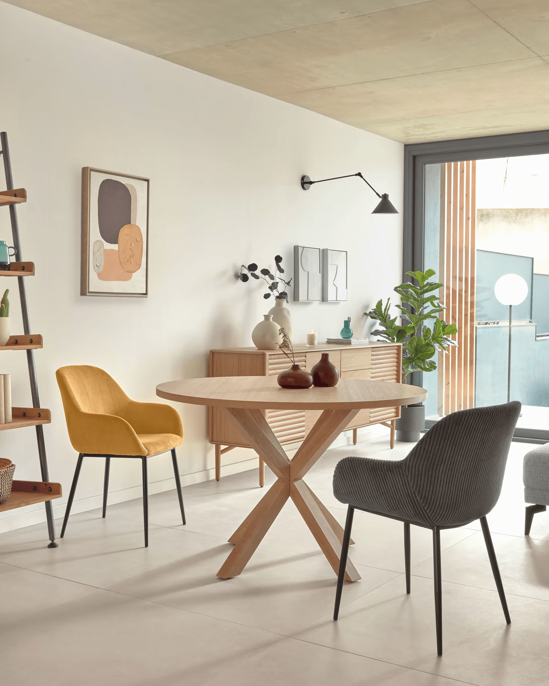 Stół okrągły ARGO drewniany blat z drewnianą podstawą La Forma Eye on Design