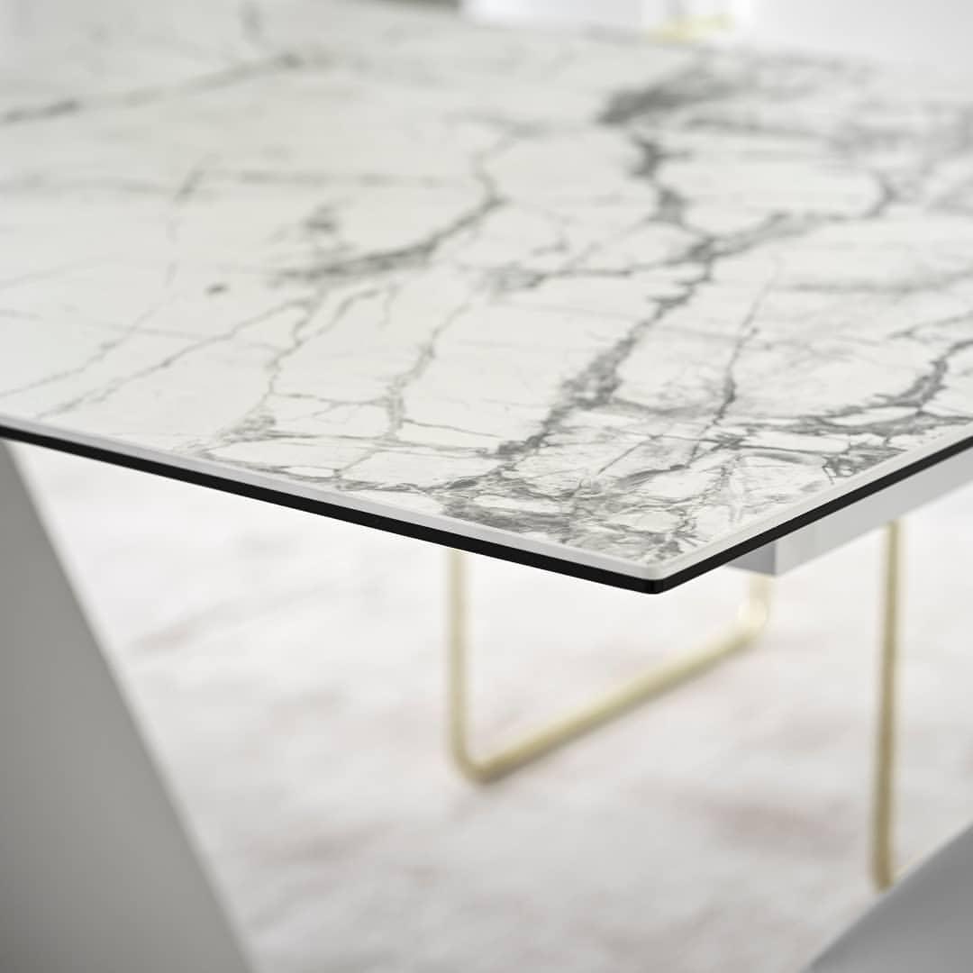 Stół prostokątny rozkładany ICARO piaskowy marmur, marka Calligaris