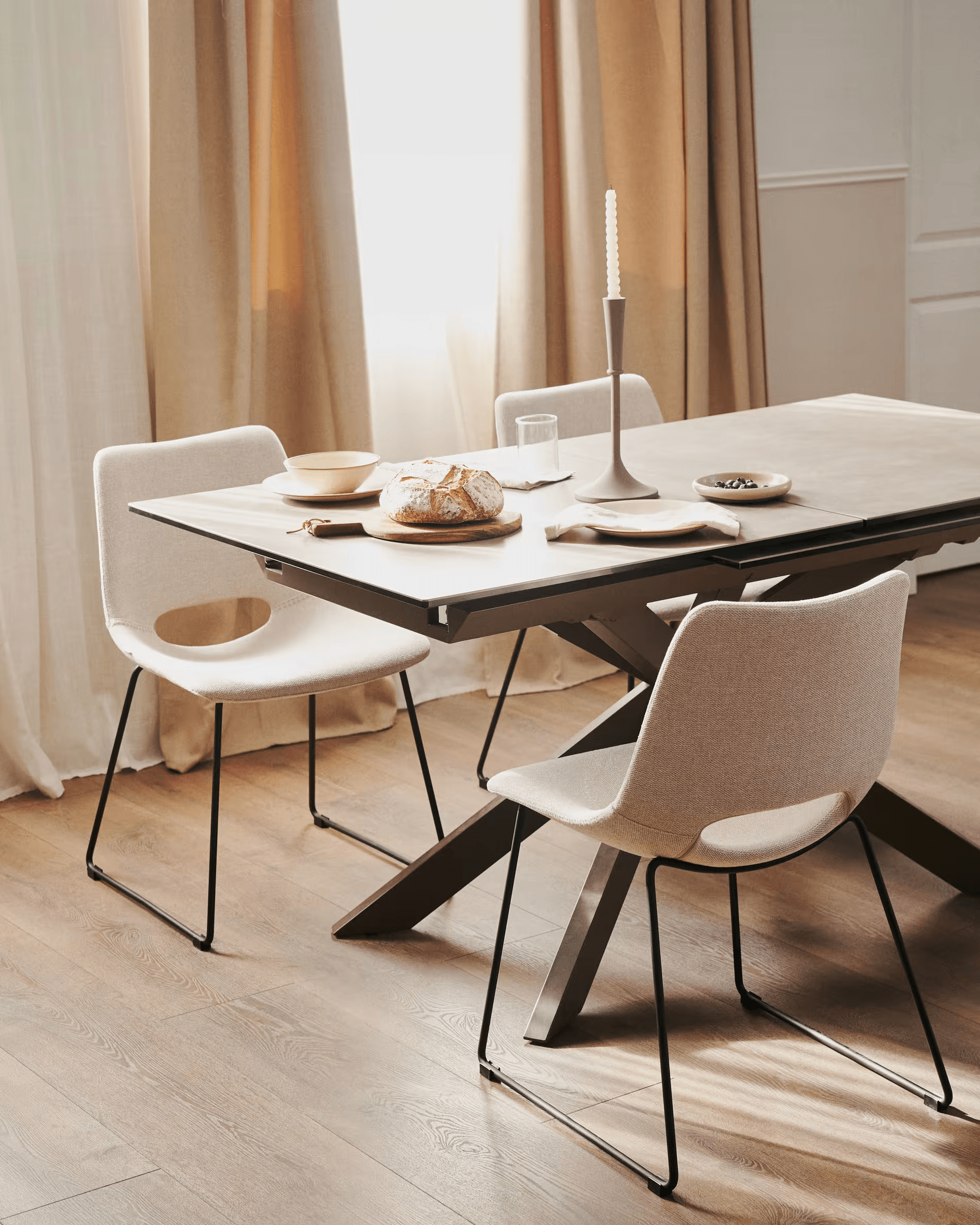 Stół rozkładany ATMINDA porcelanowy blat z brązową podstawą La Forma Eye on Design
