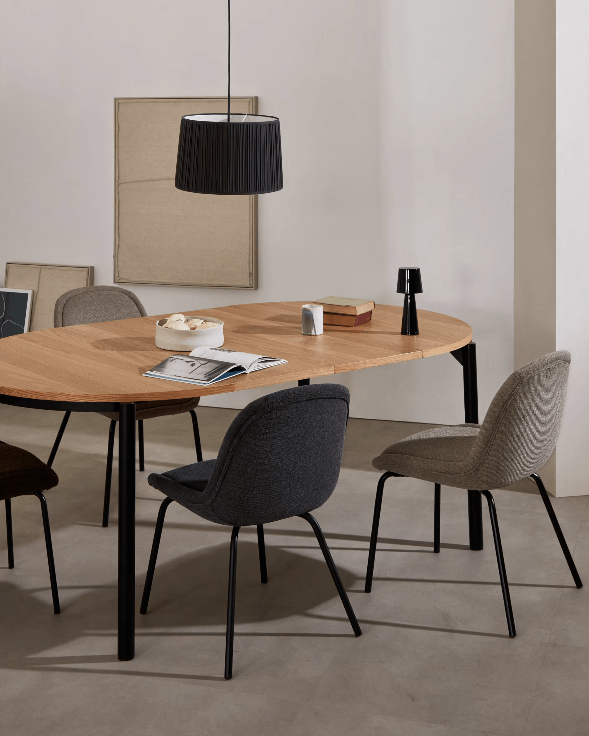 Stół rozkładany MONTUIRI fornir dębowy z czarną podstawą La Forma Eye on Design