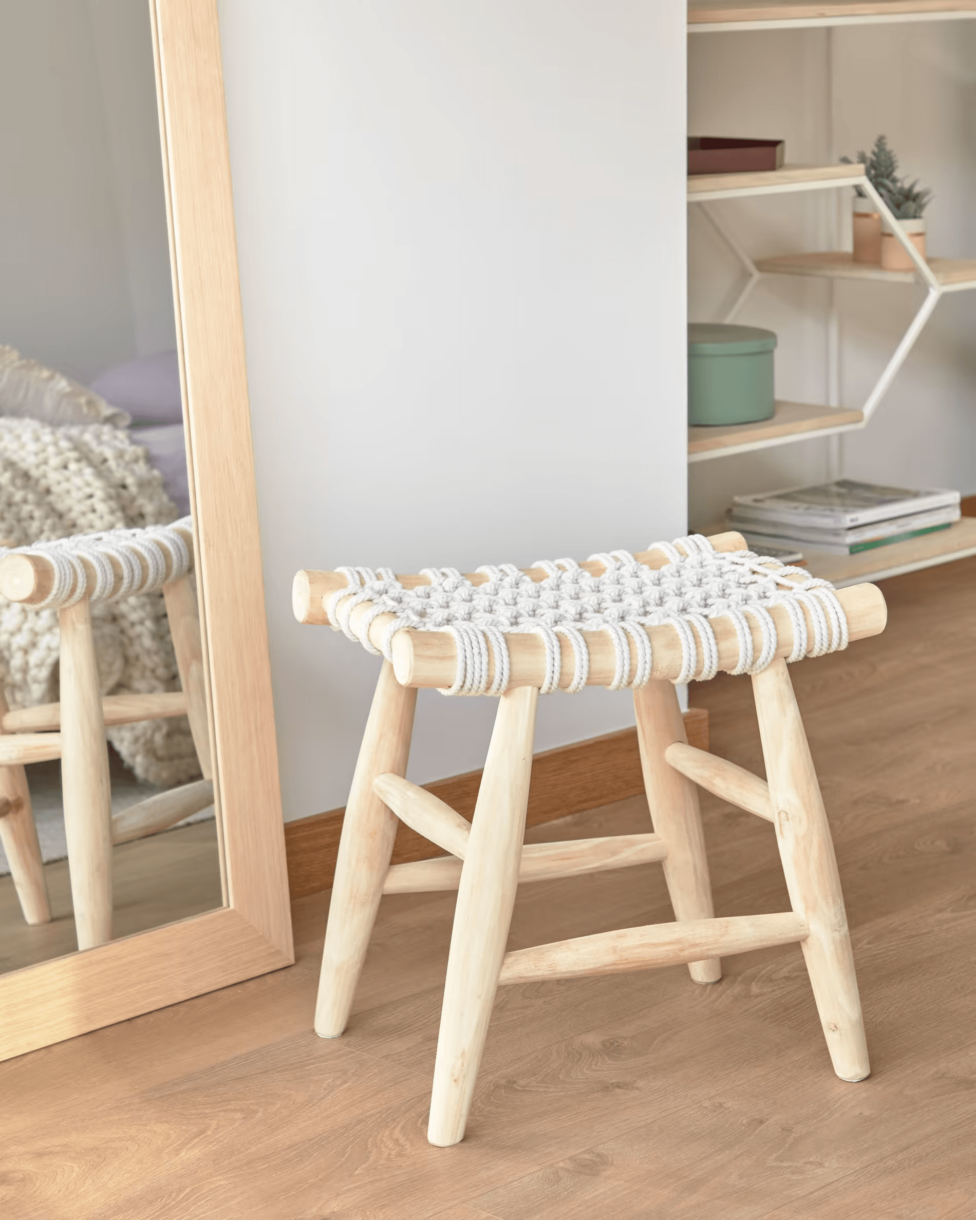 Stołek EDGARD lite drewno tekowe La Forma Eye on Design
