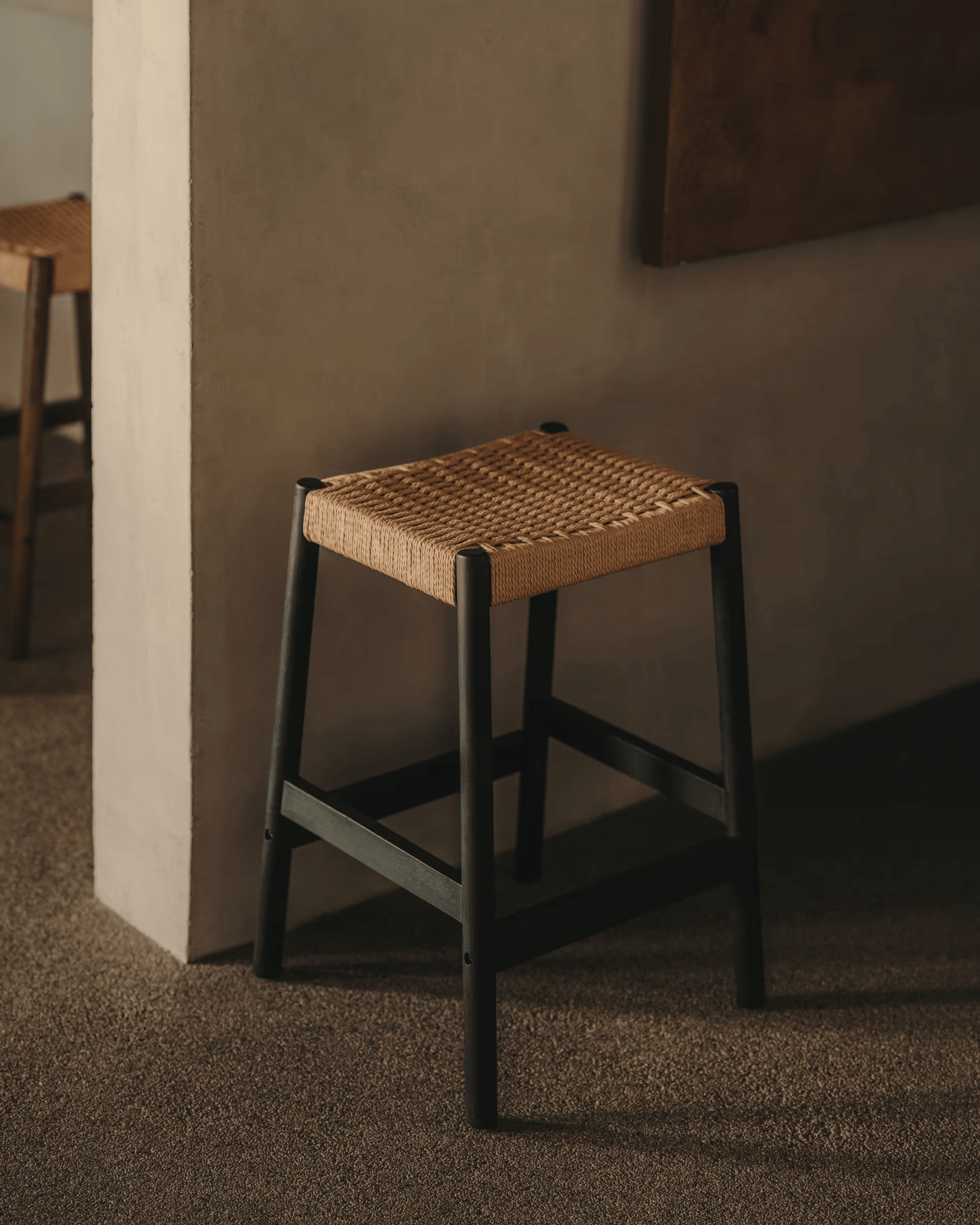 Stołek YALIA czarne drewno dębowe La Forma Eye on Design