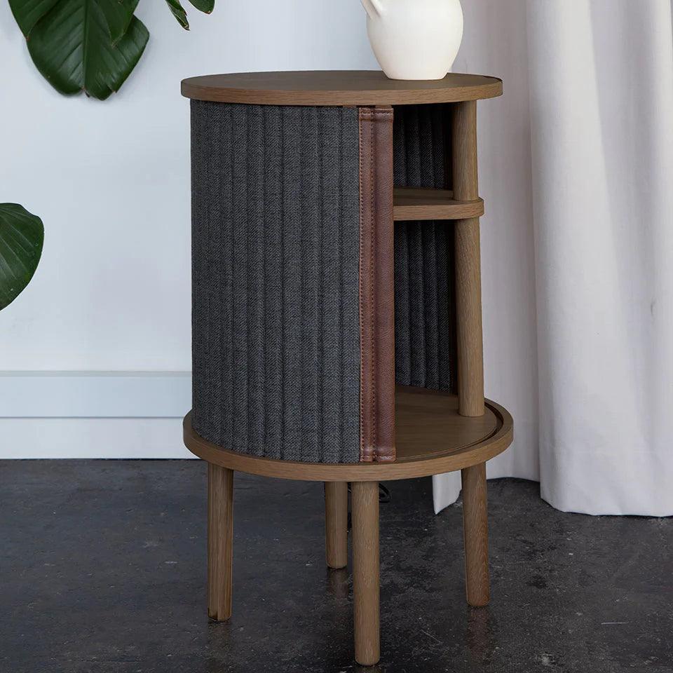 Stolik boczny AUDACIOUS antracytowy z ciemnym dębem UMAGE Eye on Design