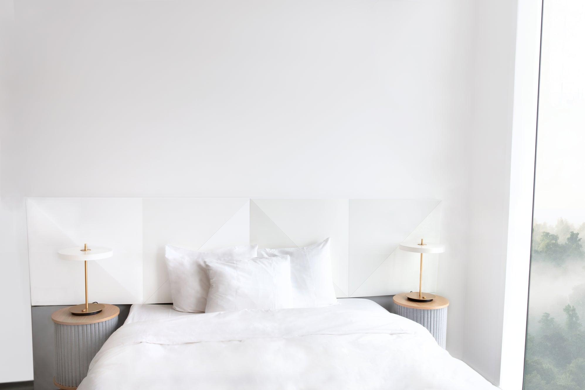 Stolik boczny AUDACIOUS baby blue z dębem UMAGE Eye on Design