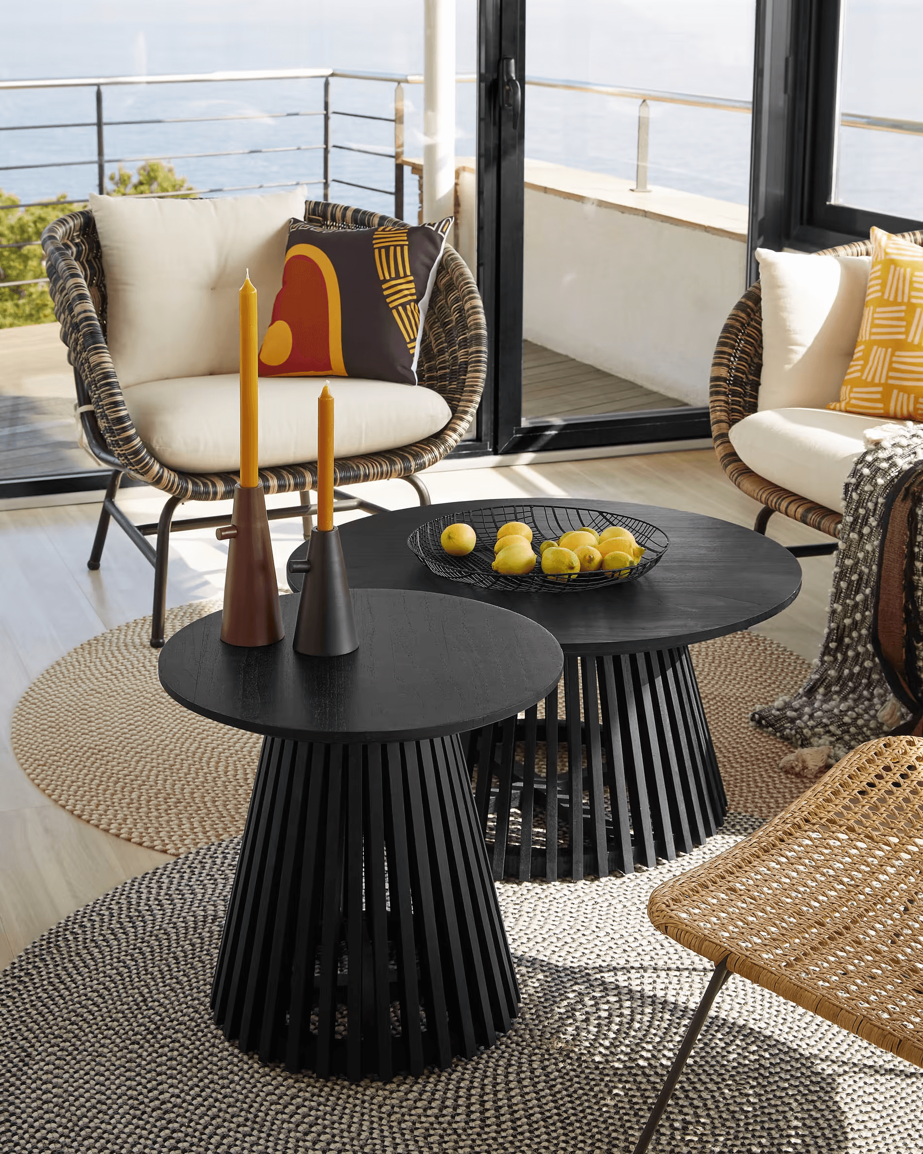 Stolik boczny JEANETTE czarne drewno mindi La Forma Eye on Design