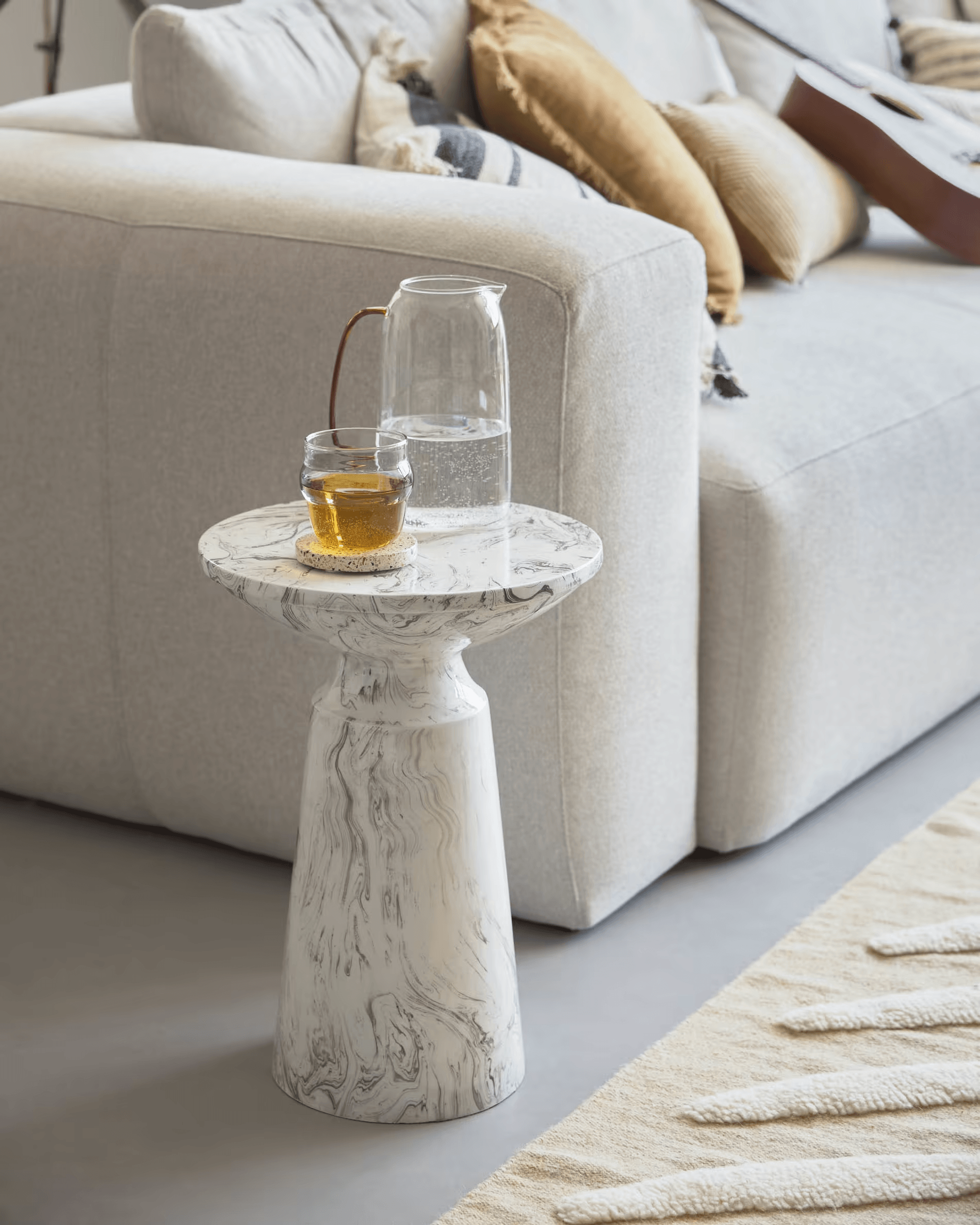 Stolik boczny KESBURY biały z efektem marmurkowania La Forma Eye on Design