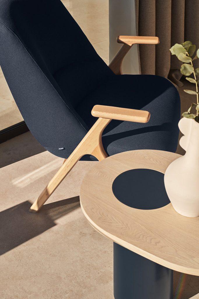 Stolik boczny NORI granatowy z jasnym blatem Teulat Eye on Design