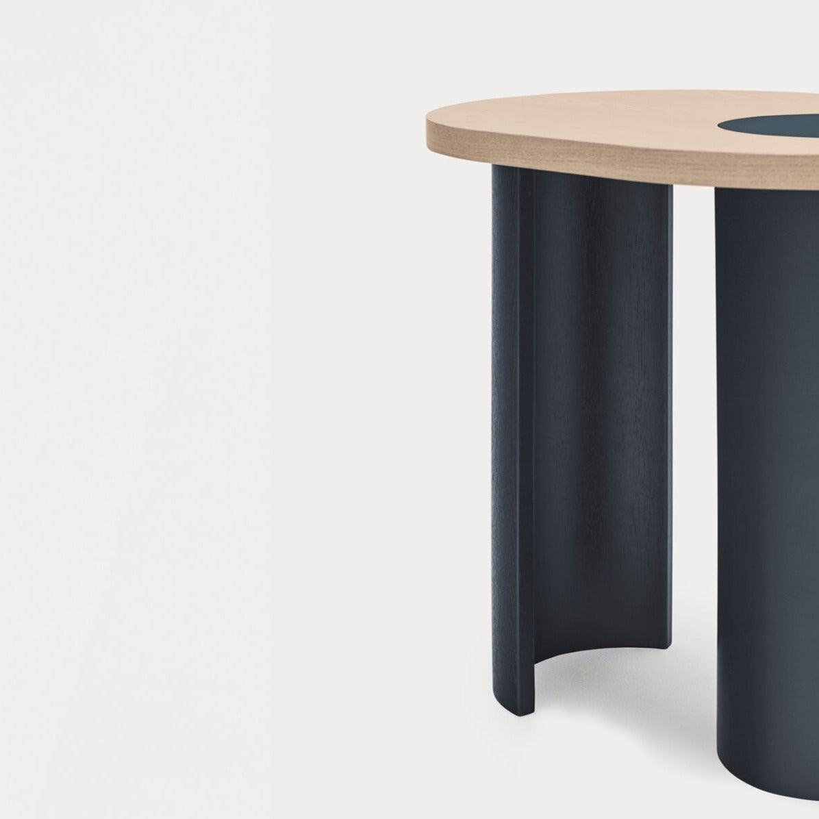 Stolik boczny NORI granatowy z jasnym blatem Teulat Eye on Design