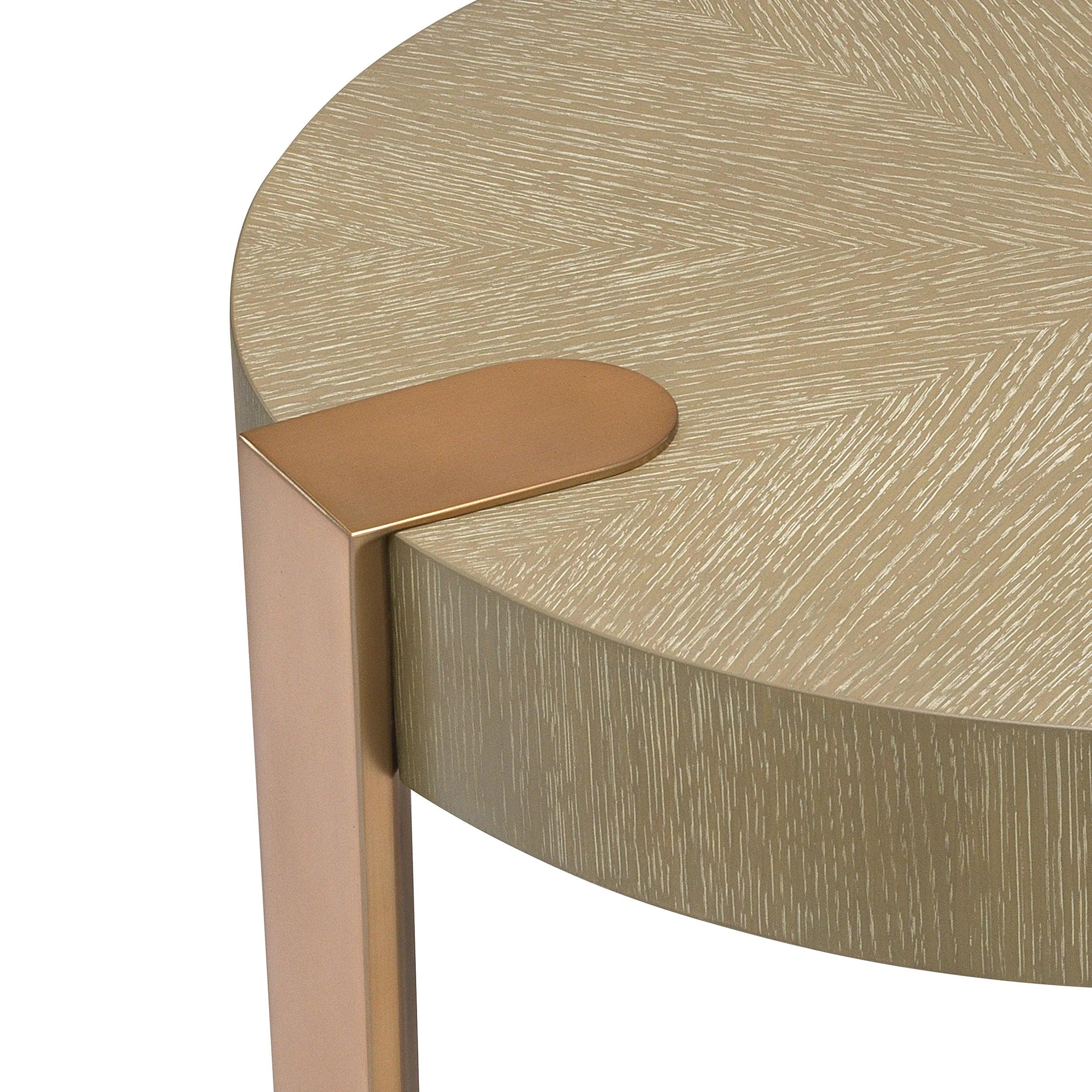 Stolik boczny OXNARD fornir dębowy z mosiądzem Eichholtz Eye on Design