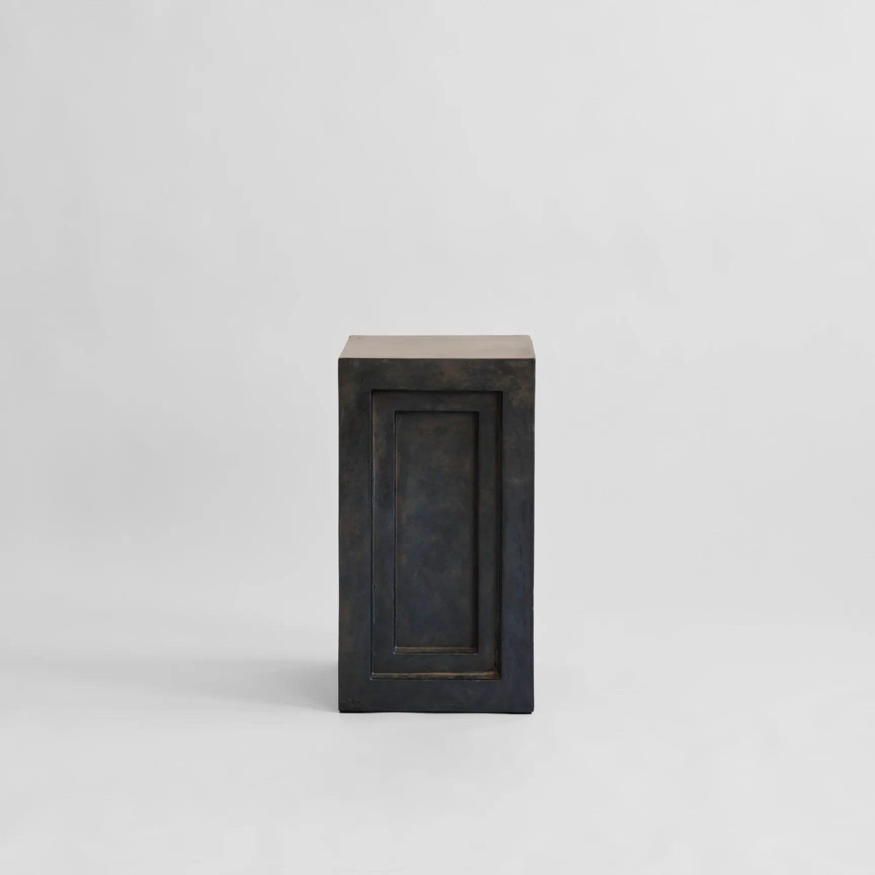 Stolik boczny PODIUM ciemnobrązowy 101 Copenhagen Eye on Design