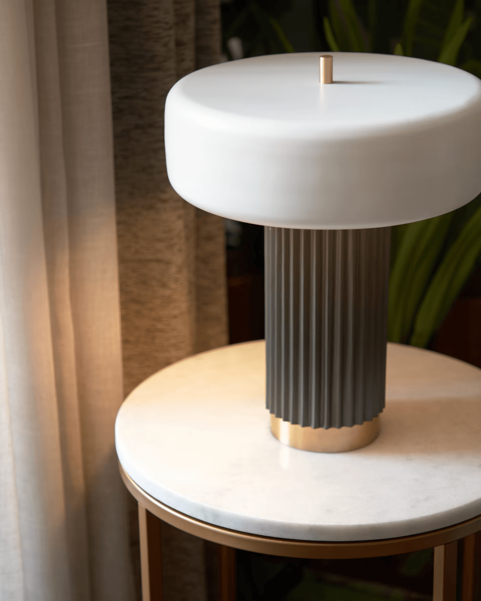 Stolik boczny SHEFFIELD biały marmur ze złotą podstawą La Forma Eye on Design