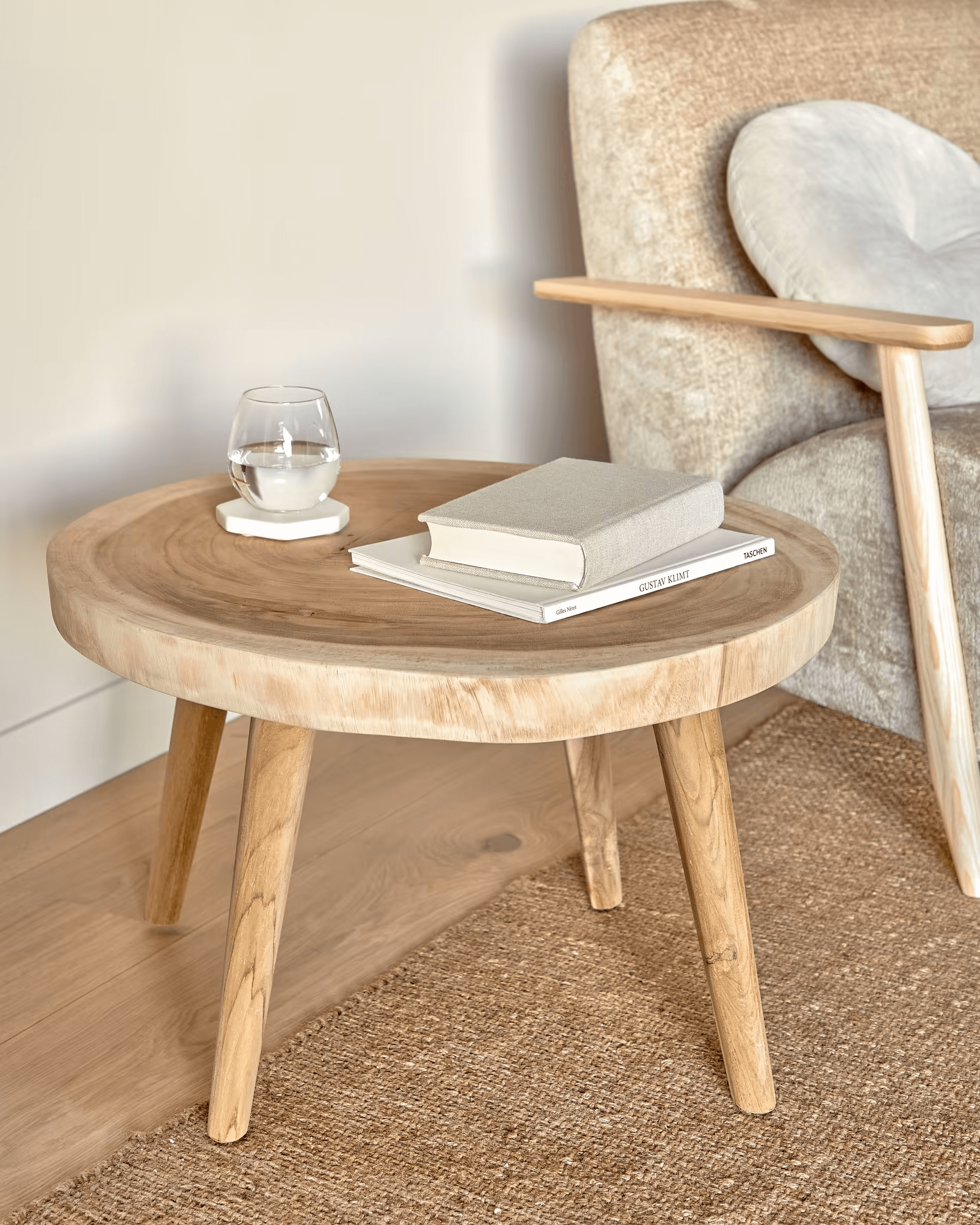 Stolik boczny WELLCRES lite drewno mungur La Forma Eye on Design