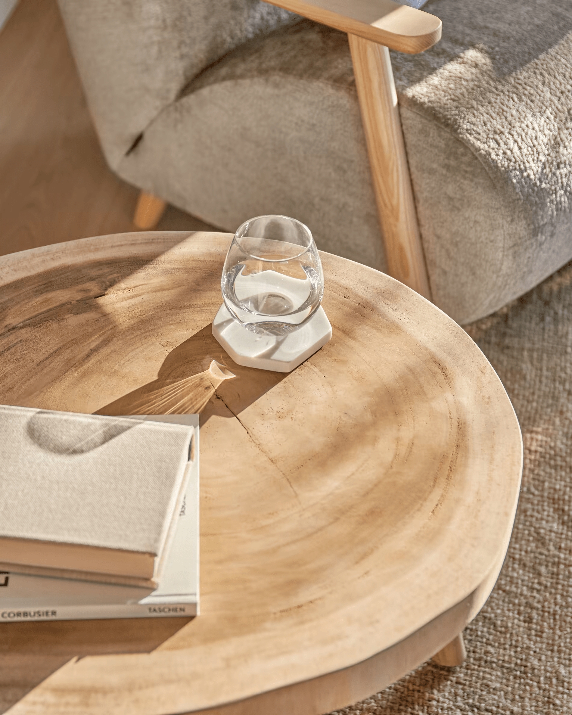 Stolik boczny WELLCRES lite drewno mungur La Forma Eye on Design