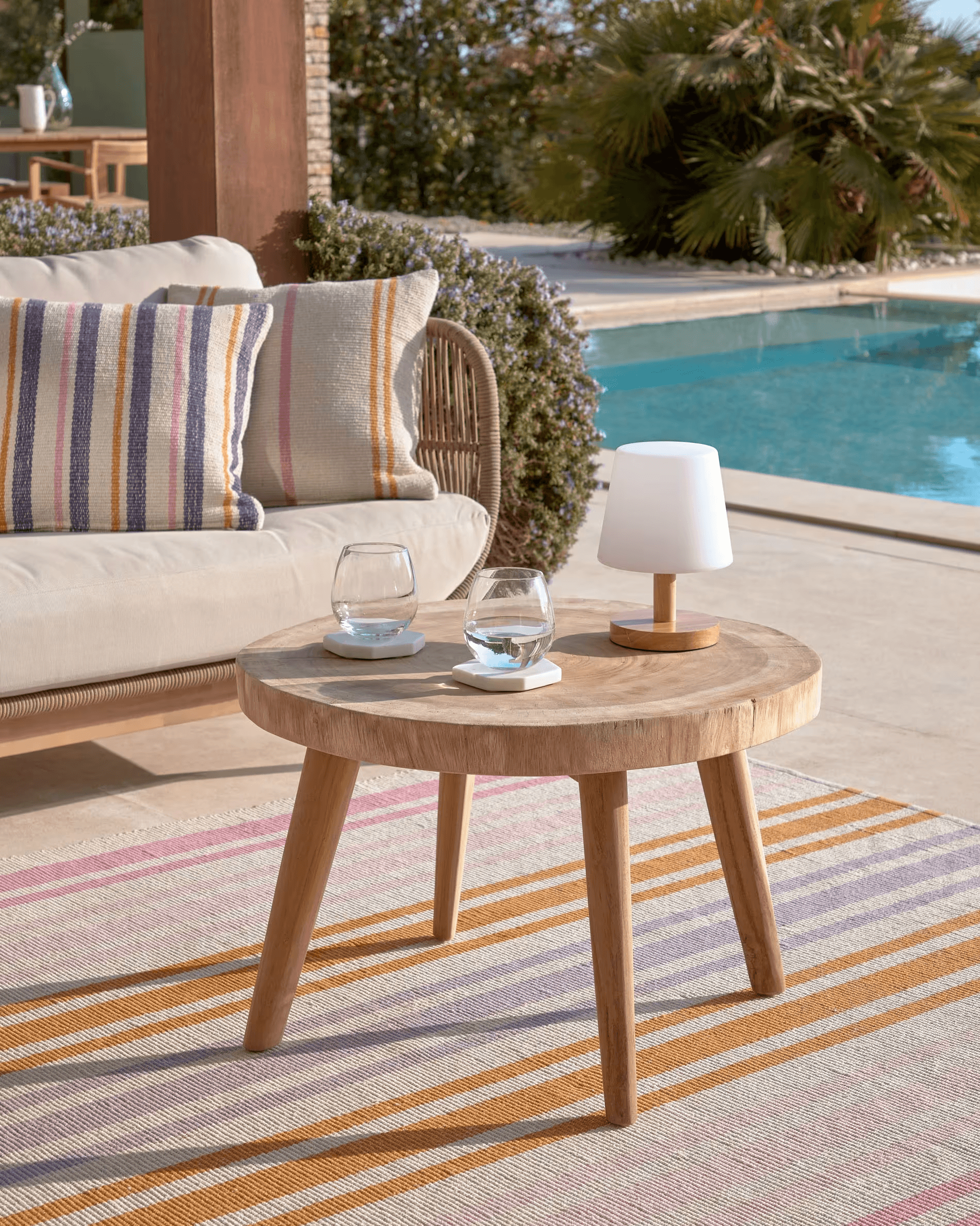 Stolik boczny WELLCRES lite drewno mungur La Forma Eye on Design
