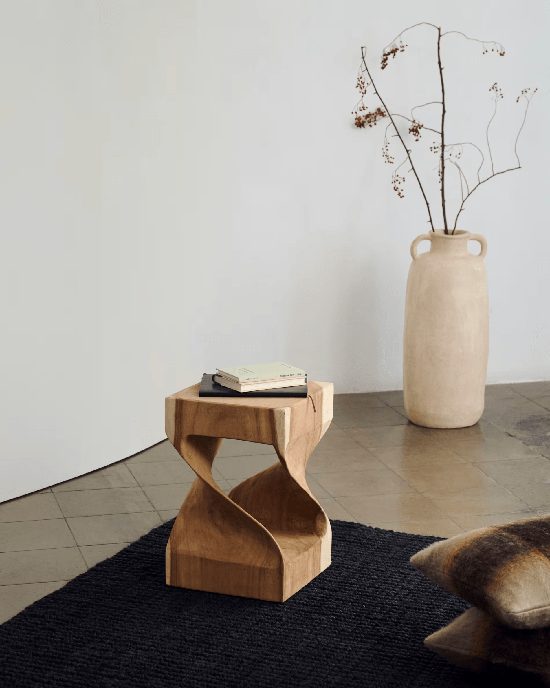 Stolik boczny z rzeźbionym wnętrzem HAKON lite drewno mungur La Forma Eye on Design