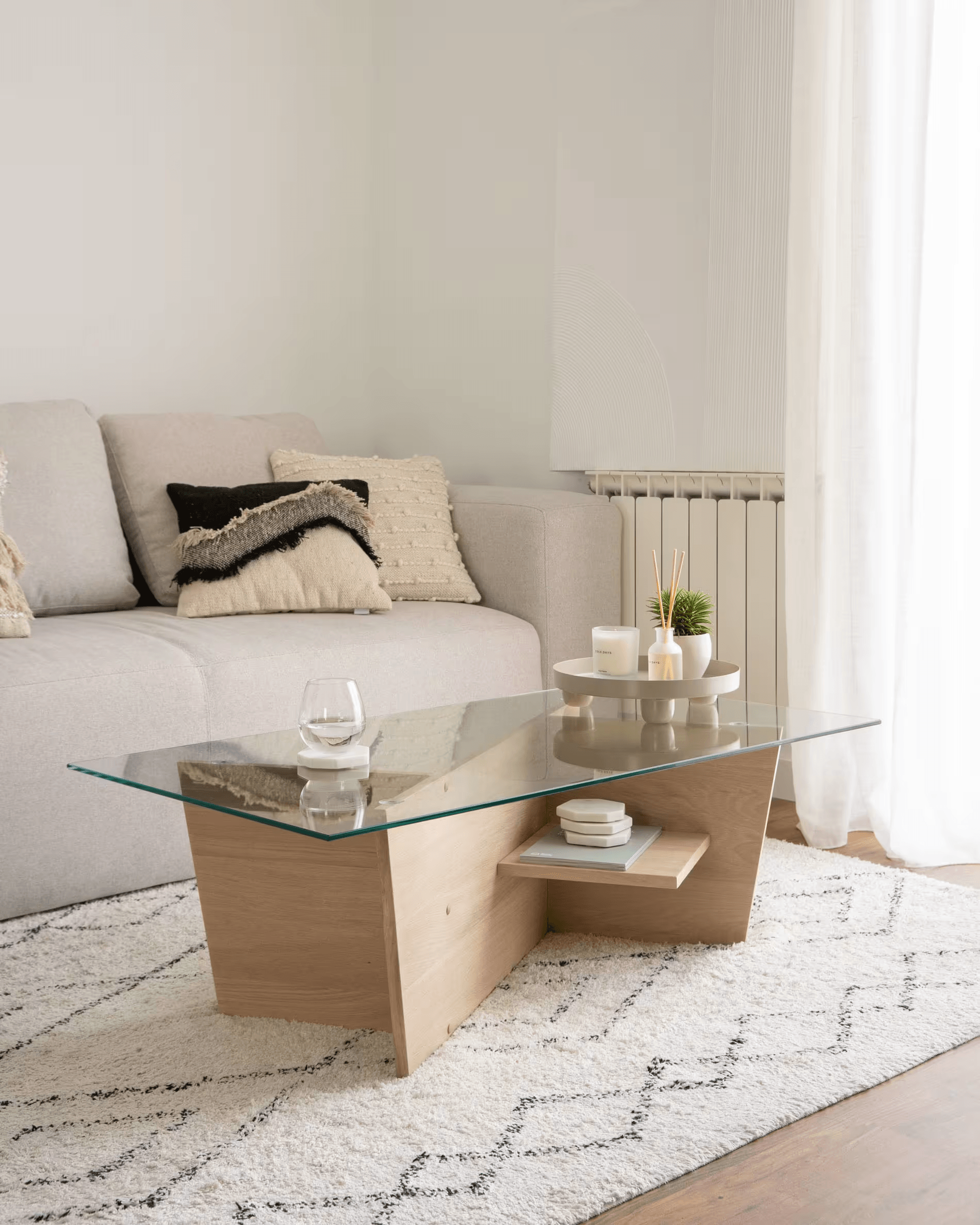 Stolik kawowy BALWIND szklany z drewnianą podstawą La Forma Eye on Design
