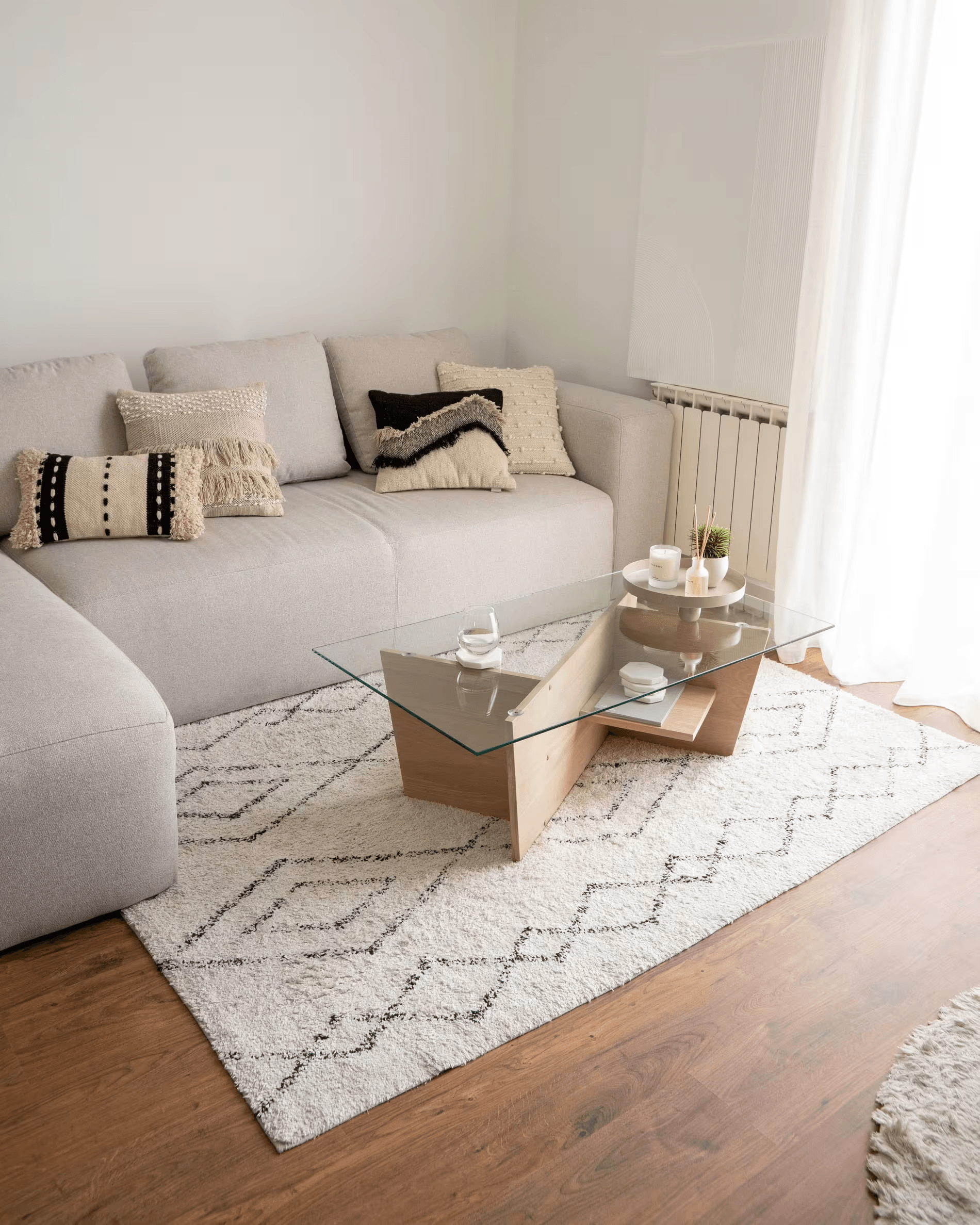 Stolik kawowy BALWIND szklany z drewnianą podstawą La Forma Eye on Design
