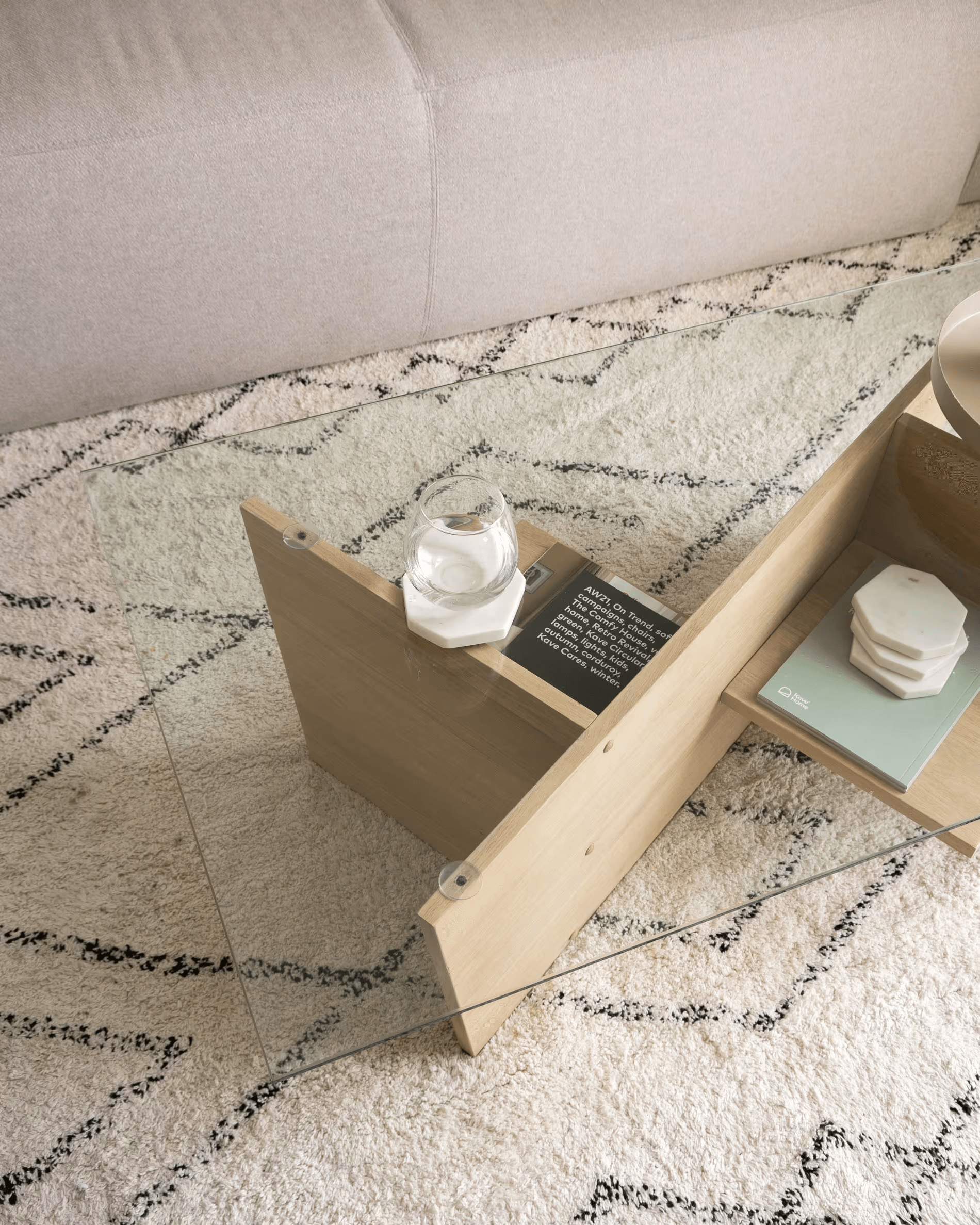 Stolik kawowy BALWIND szklany z drewnianą podstawą La Forma Eye on Design