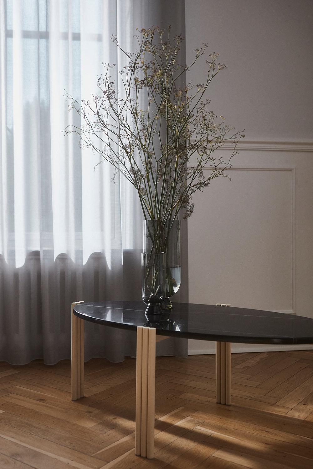 Stolik kawowy TRIBUS czarny marmur z beżową podstawą AYTM Eye on Design