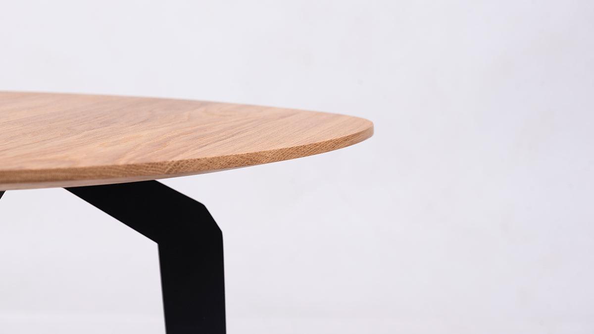 Stolik pomocniczy FEZA drewniany z czarną podstawą Nobonobo Eye on Design