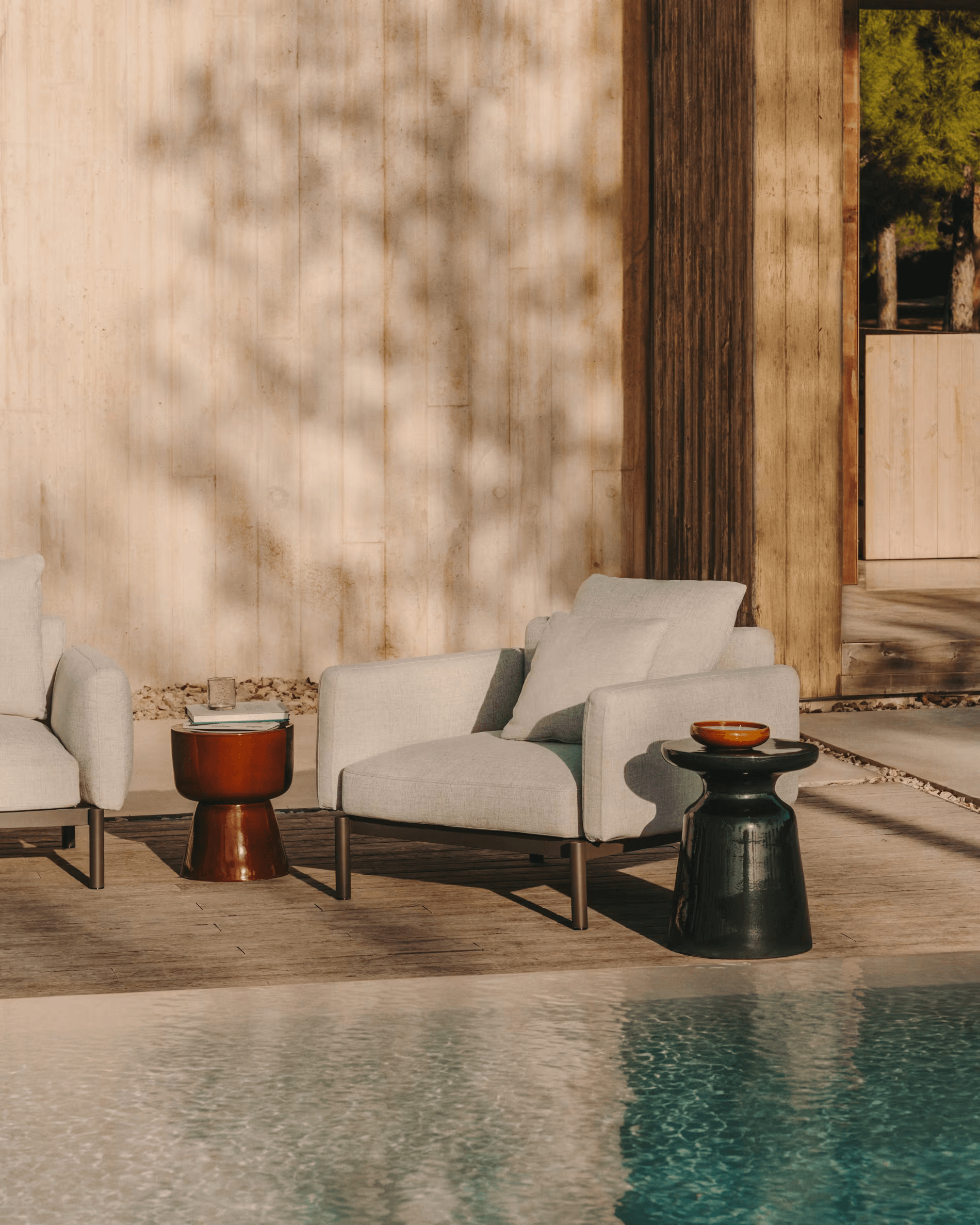 Stolik pomocniczy ogrodowy MESQUIDA szkliwiona terakota La Forma Eye on Design